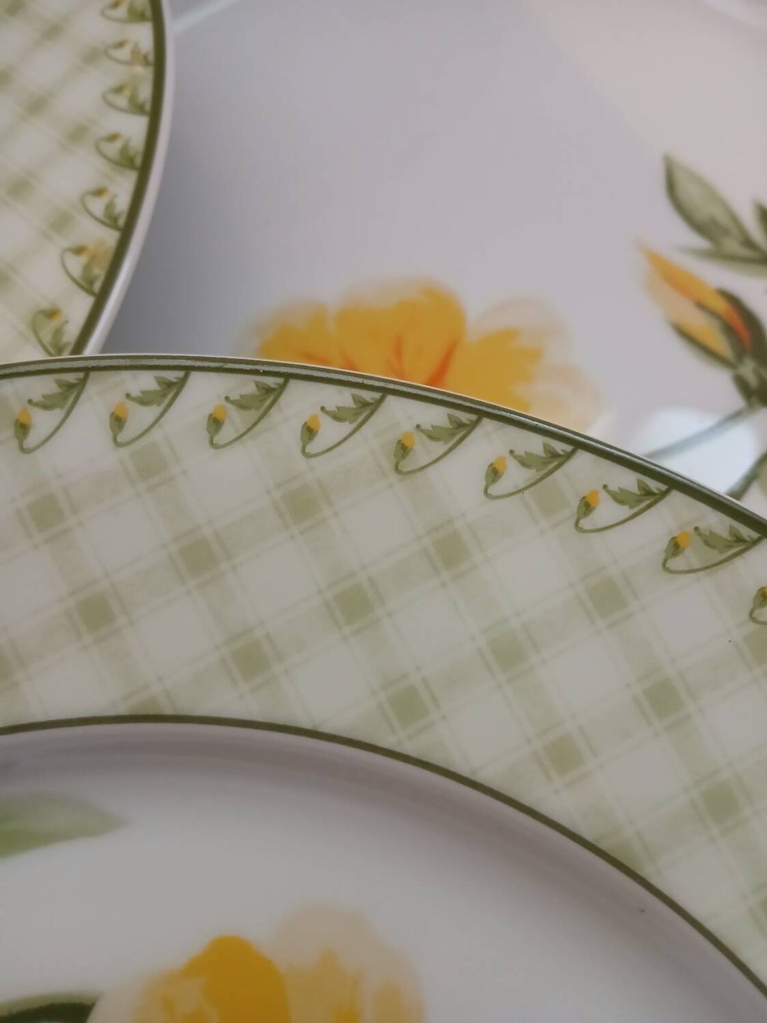 4 assiettes en porcelaine vintages
