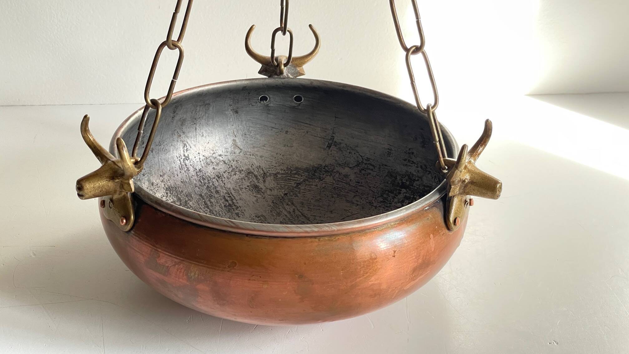 Cache-pot suspendu aux 3 buffles vintage