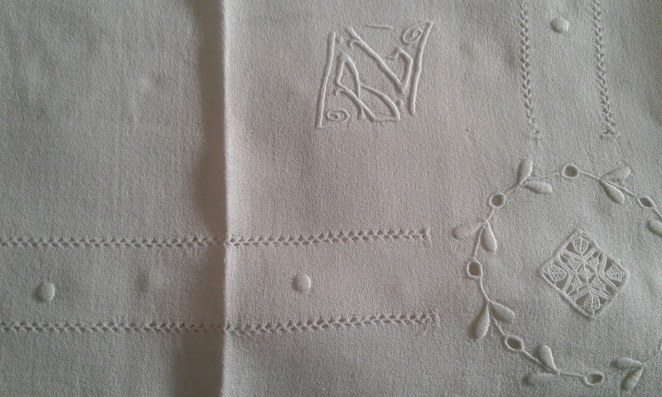 Tablecloth and 12 lined towels