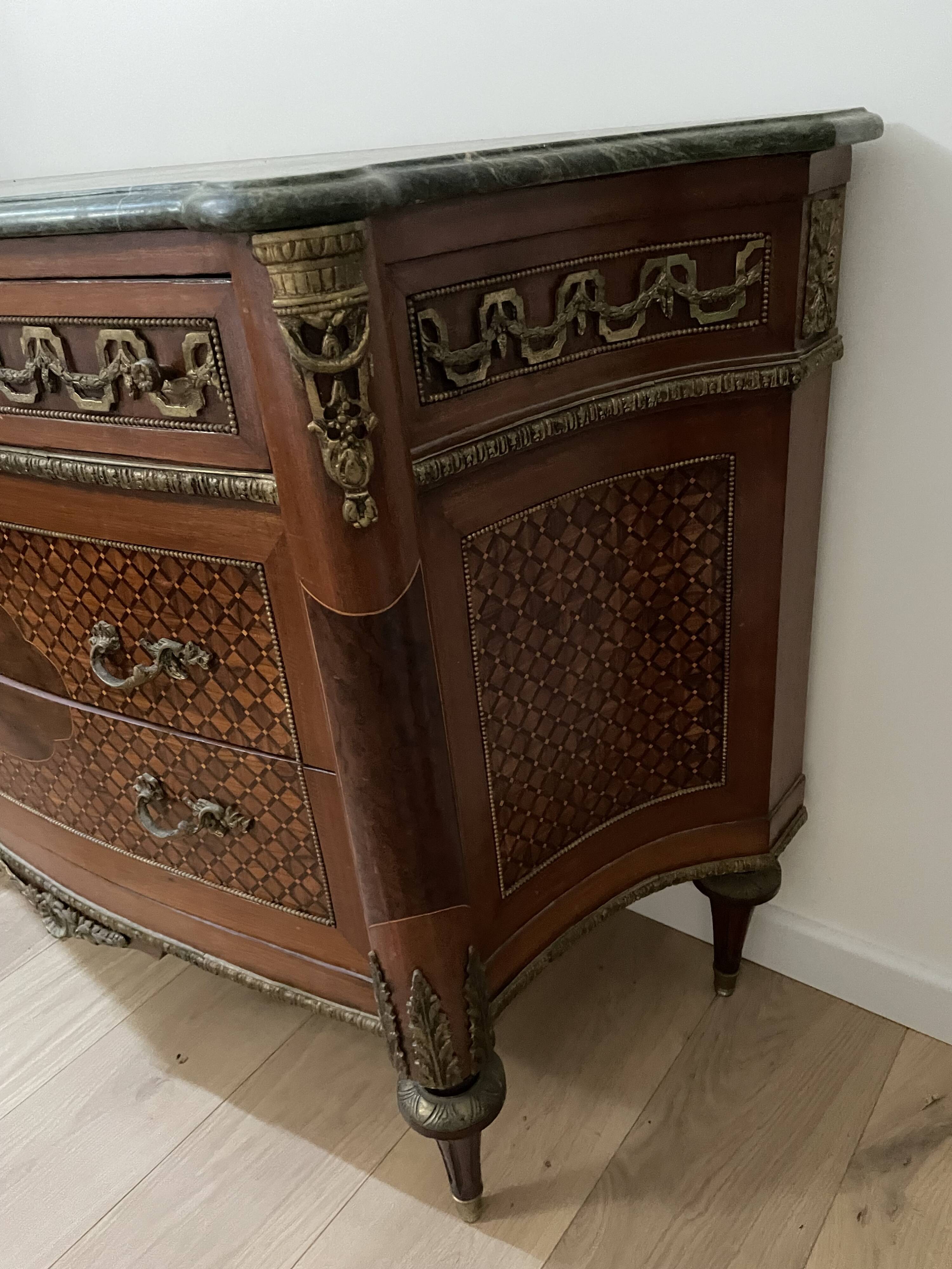 Commode style Louis XVI
