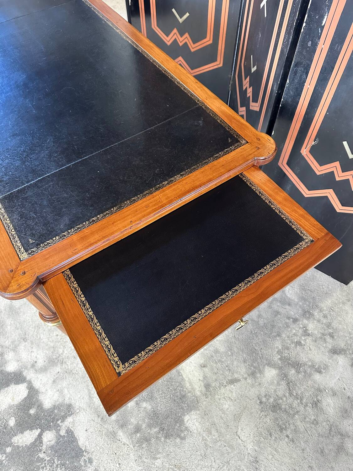 Bureau plat Louis XVI dessus cuir noir