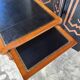 Bureau plat Louis XVI dessus cuir noir