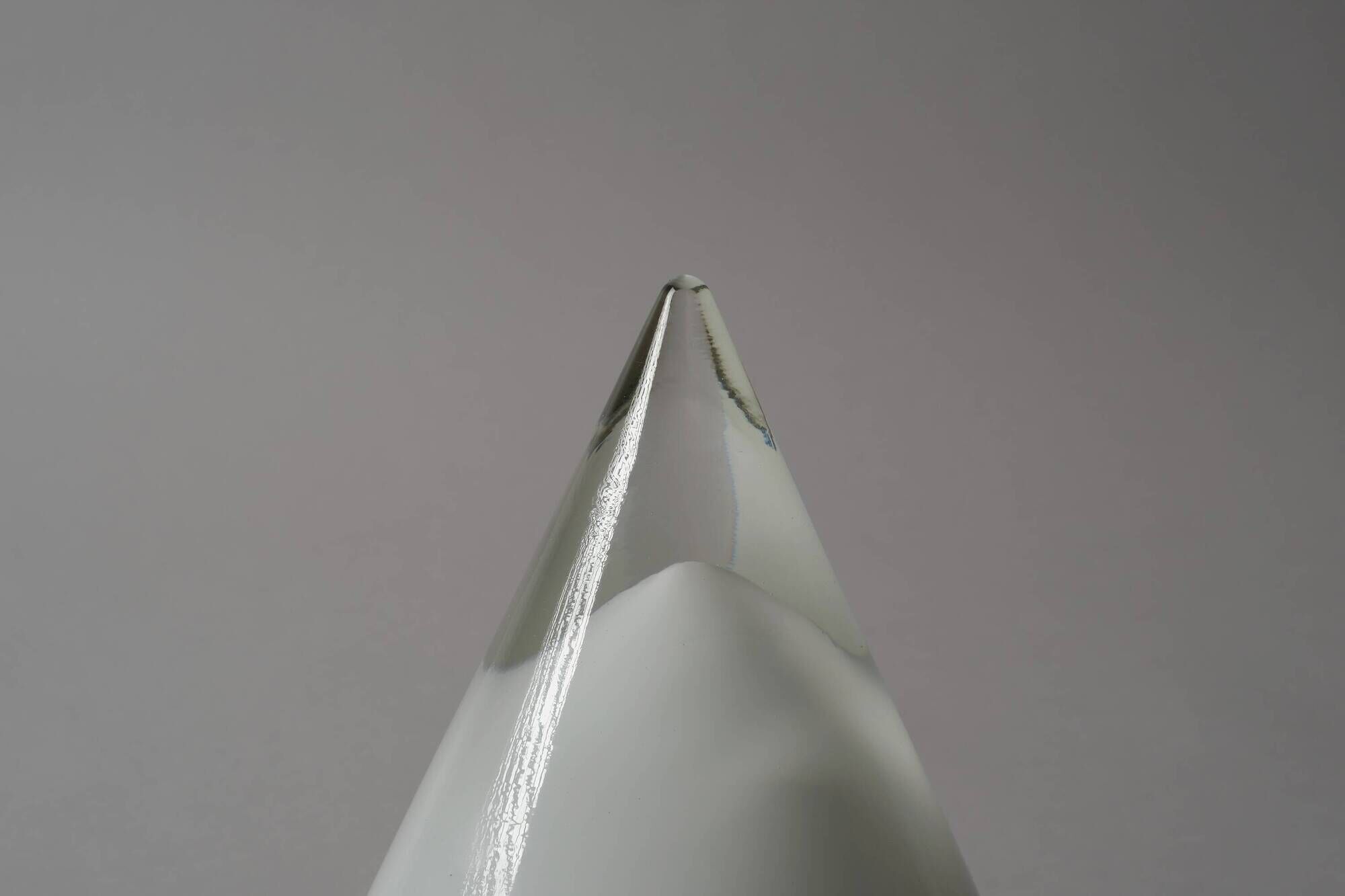 Lampe de table conique Kibo de Peill & Putzler, design postmoderne des années 1980.