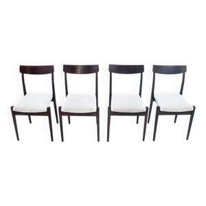 Un ensemble de chaises,