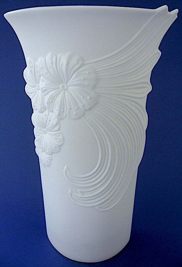 White porcelain biscuit vase, "Floralie" line, Kaiser factory (Germany)