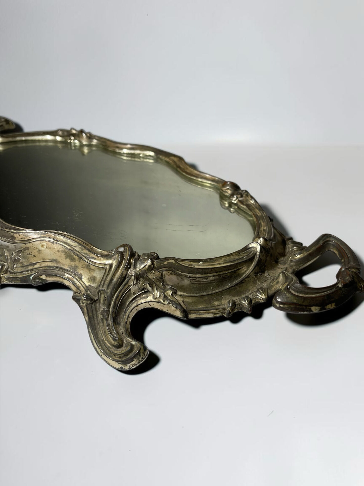 Antique mirror centrepiece, Louis XV style — Tray with handles,