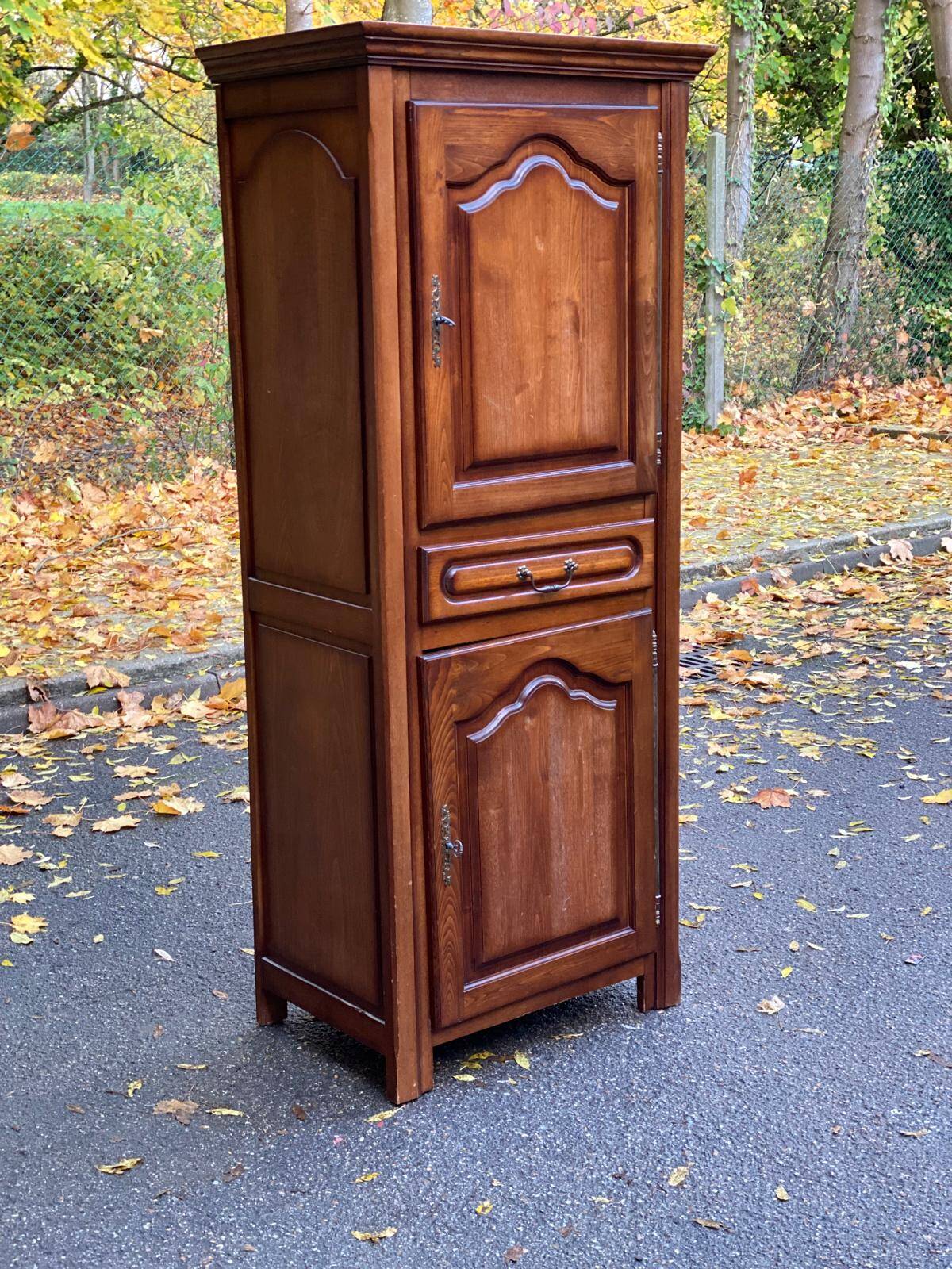 Armoire vintage en bois massif d'aulne