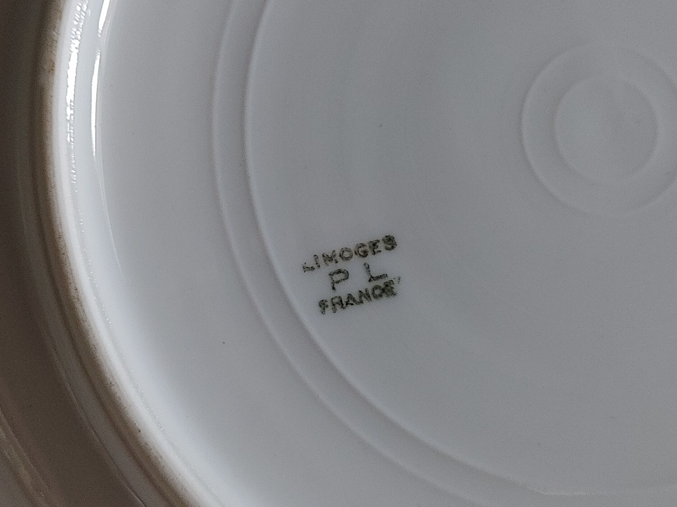 6 Assiettes creuses en porcelaine de Limoges  frise  Panier  fleuris et fruits - debut 20 ème