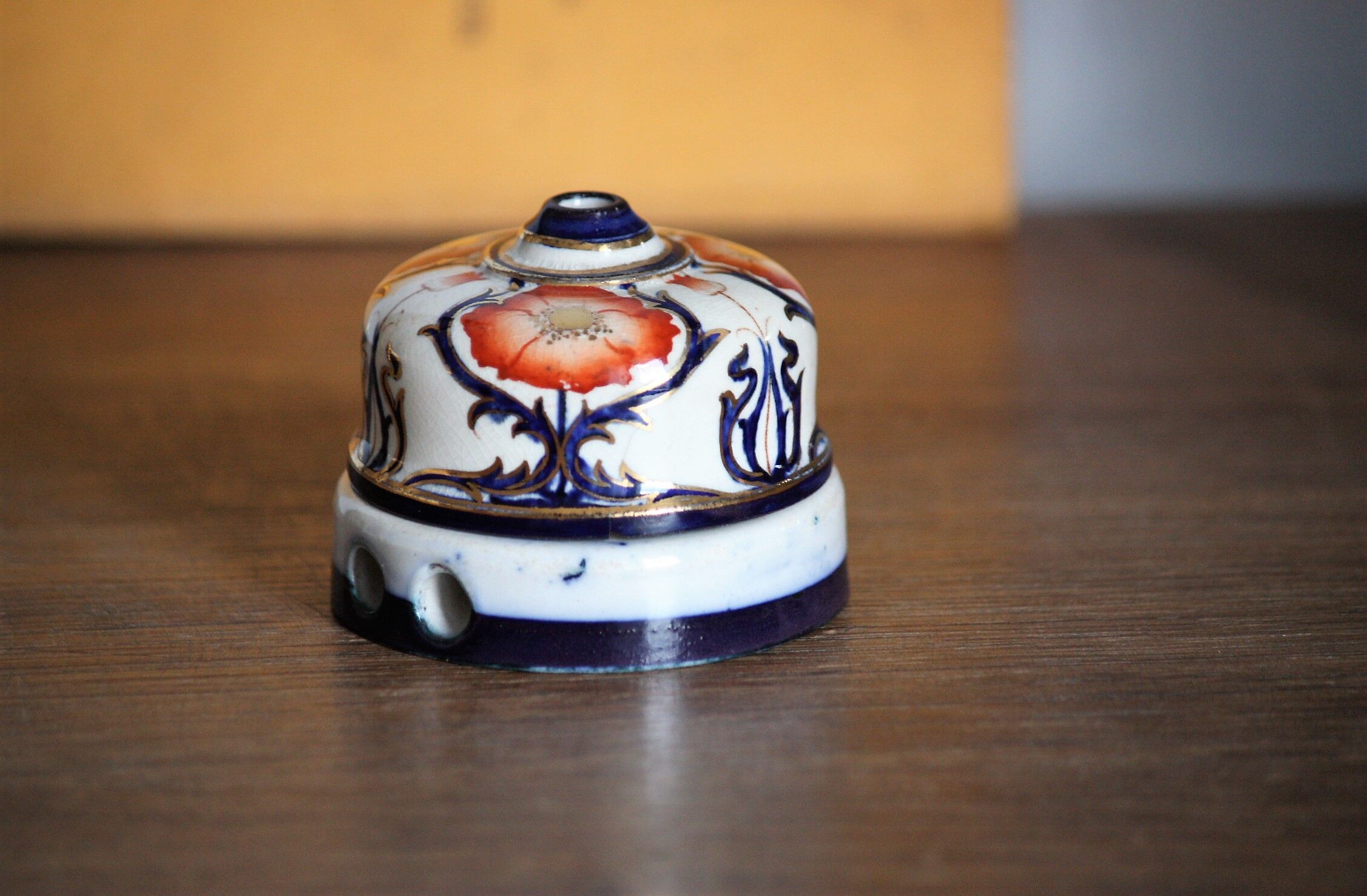 Interrupteur en porcelaine décorée