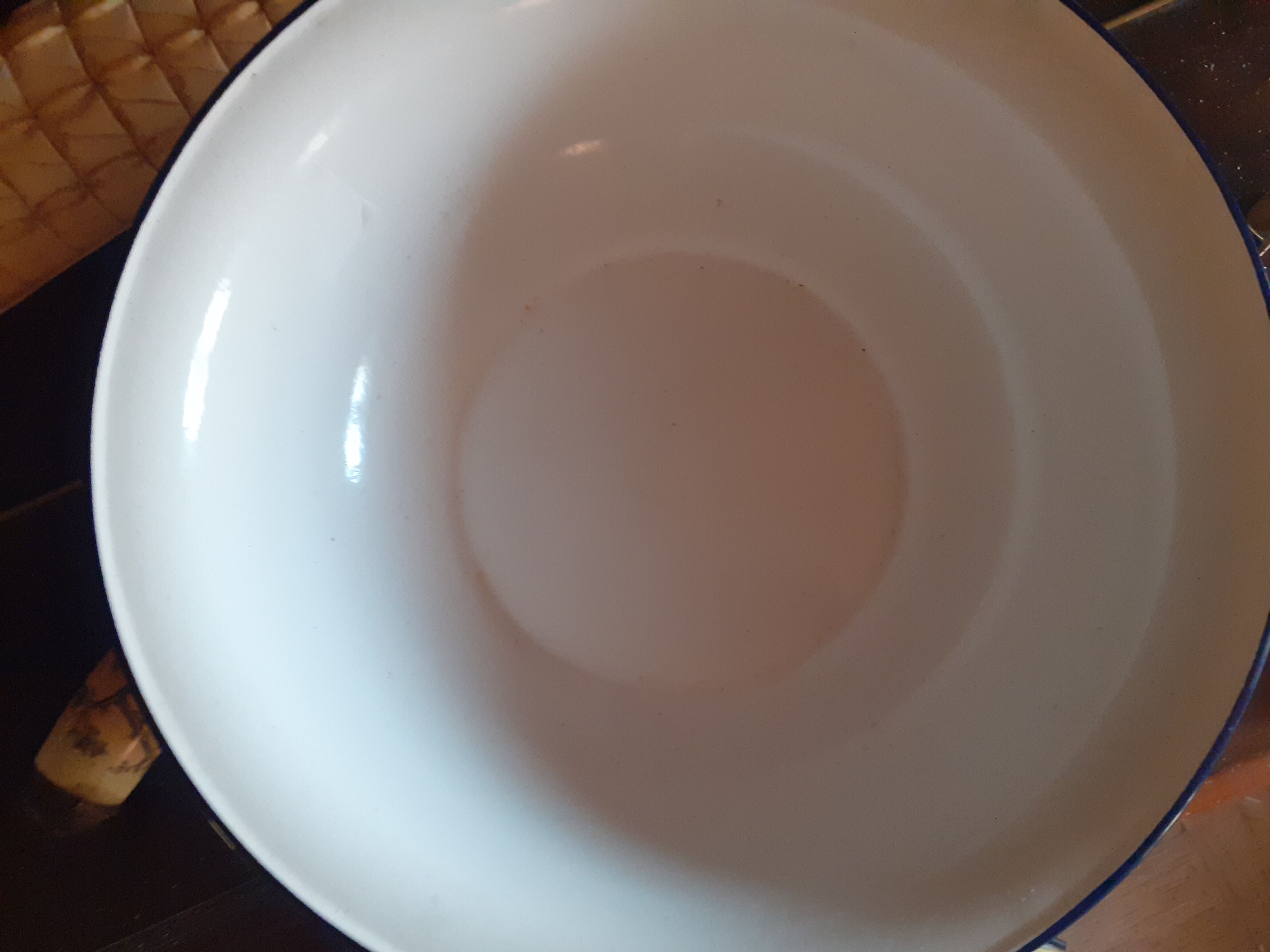 Enamelled tole basin
