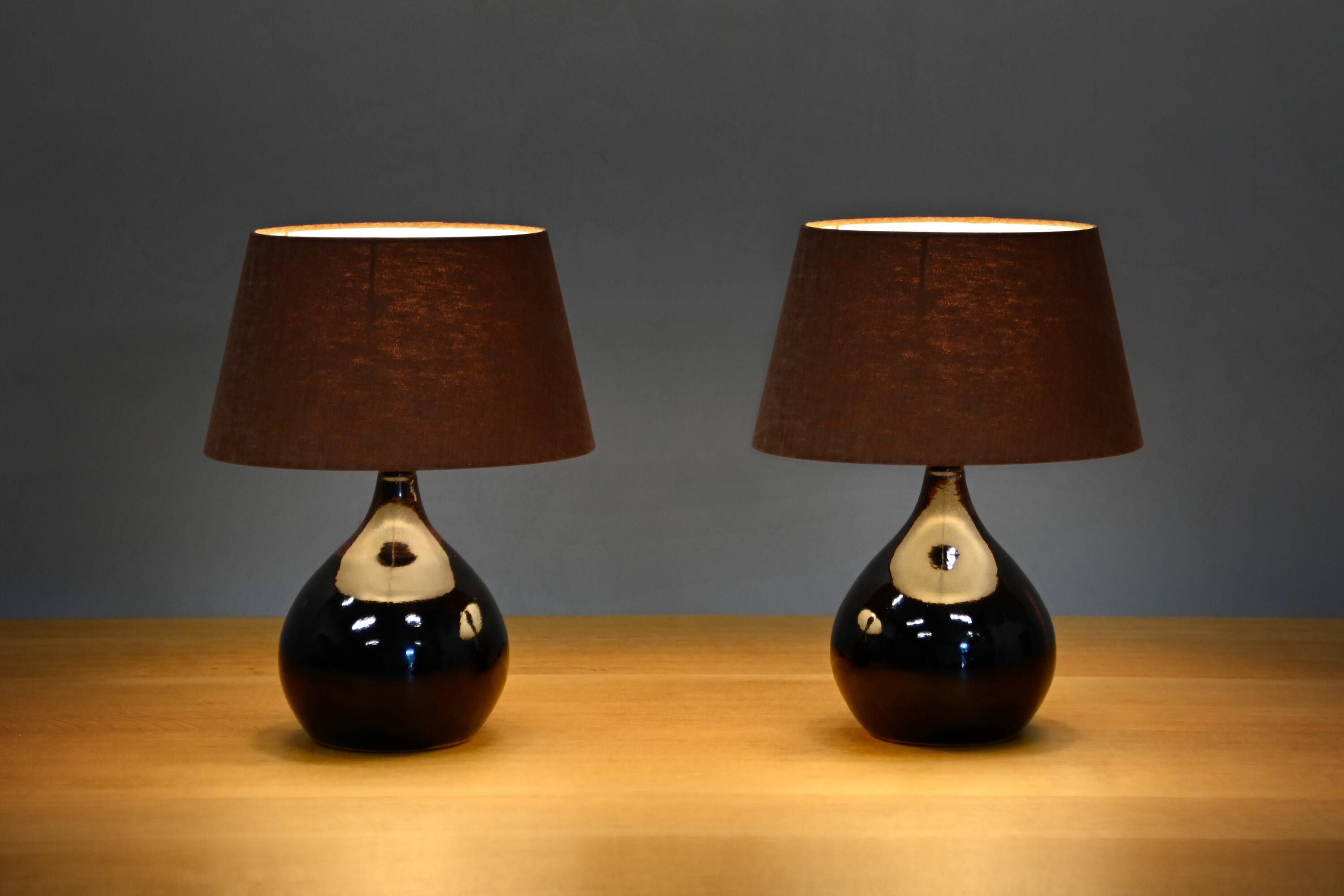 Lampes de table en céramique moderne scandinave émaillées brun foncé, Danemark années 1960.