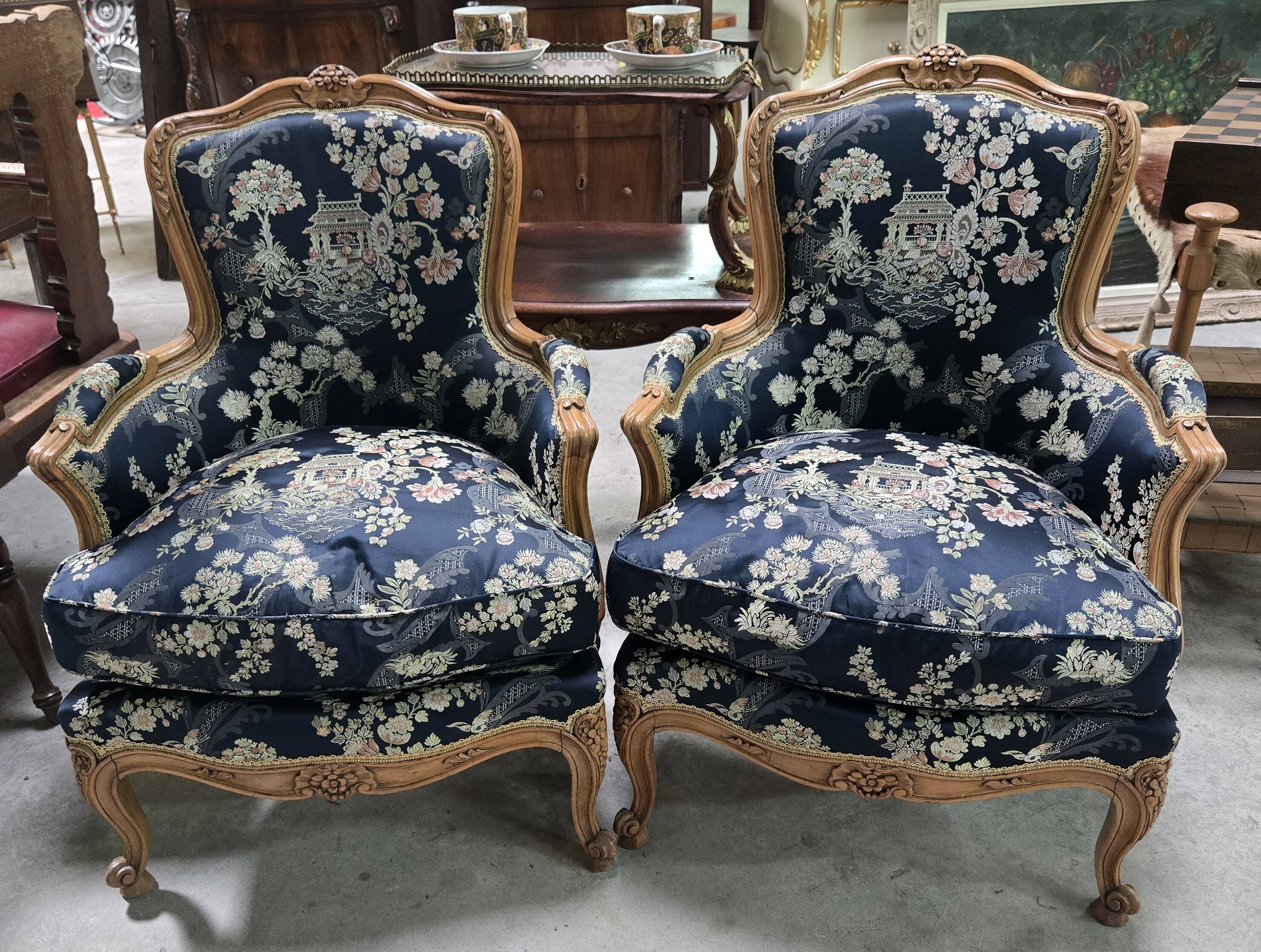 Paire de bergères de st. Louis XV, à dossier gondole/ tapisserie style Asie