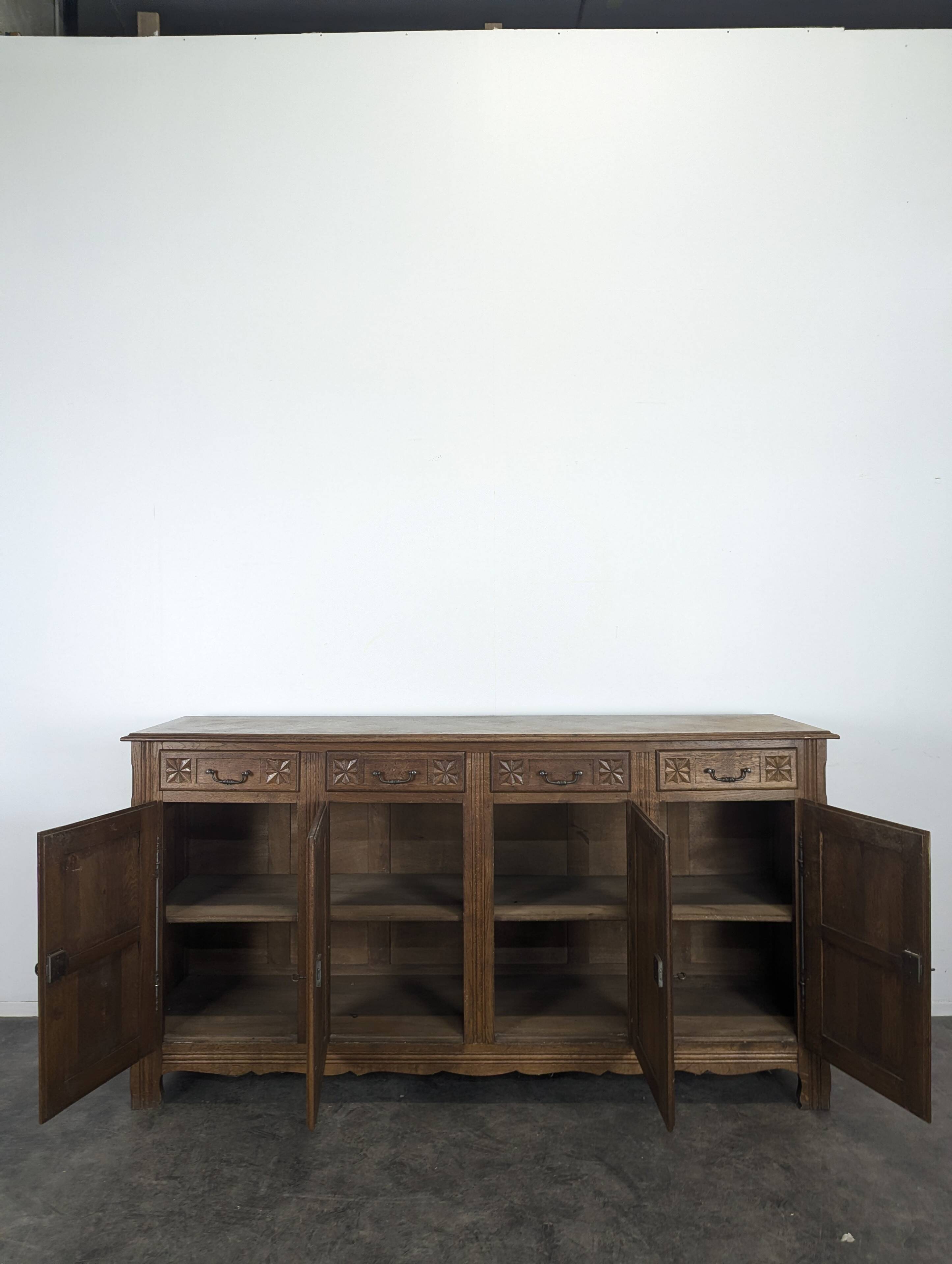 Buffet brutaliste en chêne dans l'esprit de Dudouyt