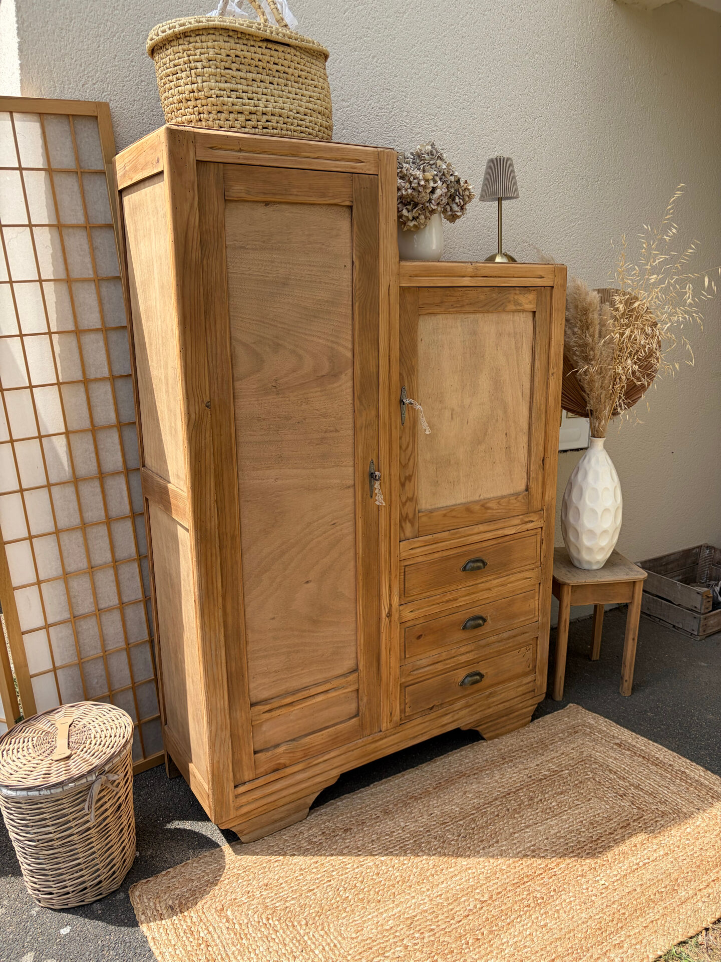 Asymmetrical wardrobe in raw wood