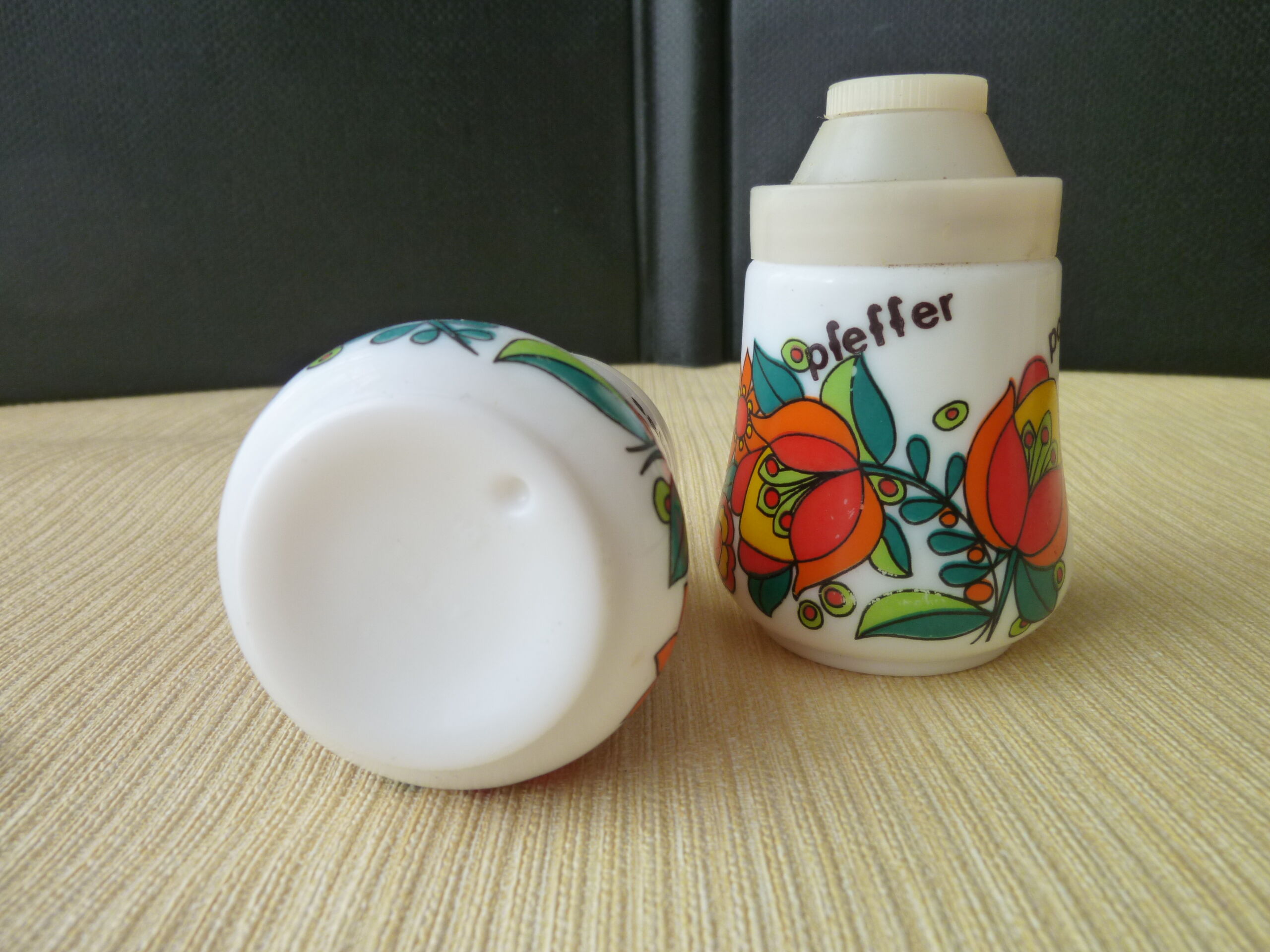 Set salière et poivrière vintage en verre opalisé années 70