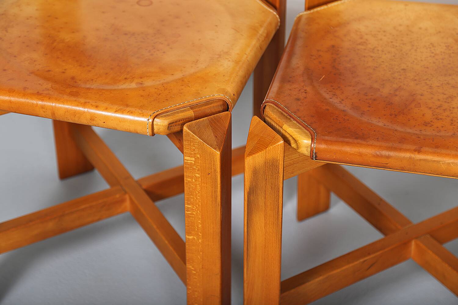 Set of 4 dining chairs in elm wood and cognac leather.