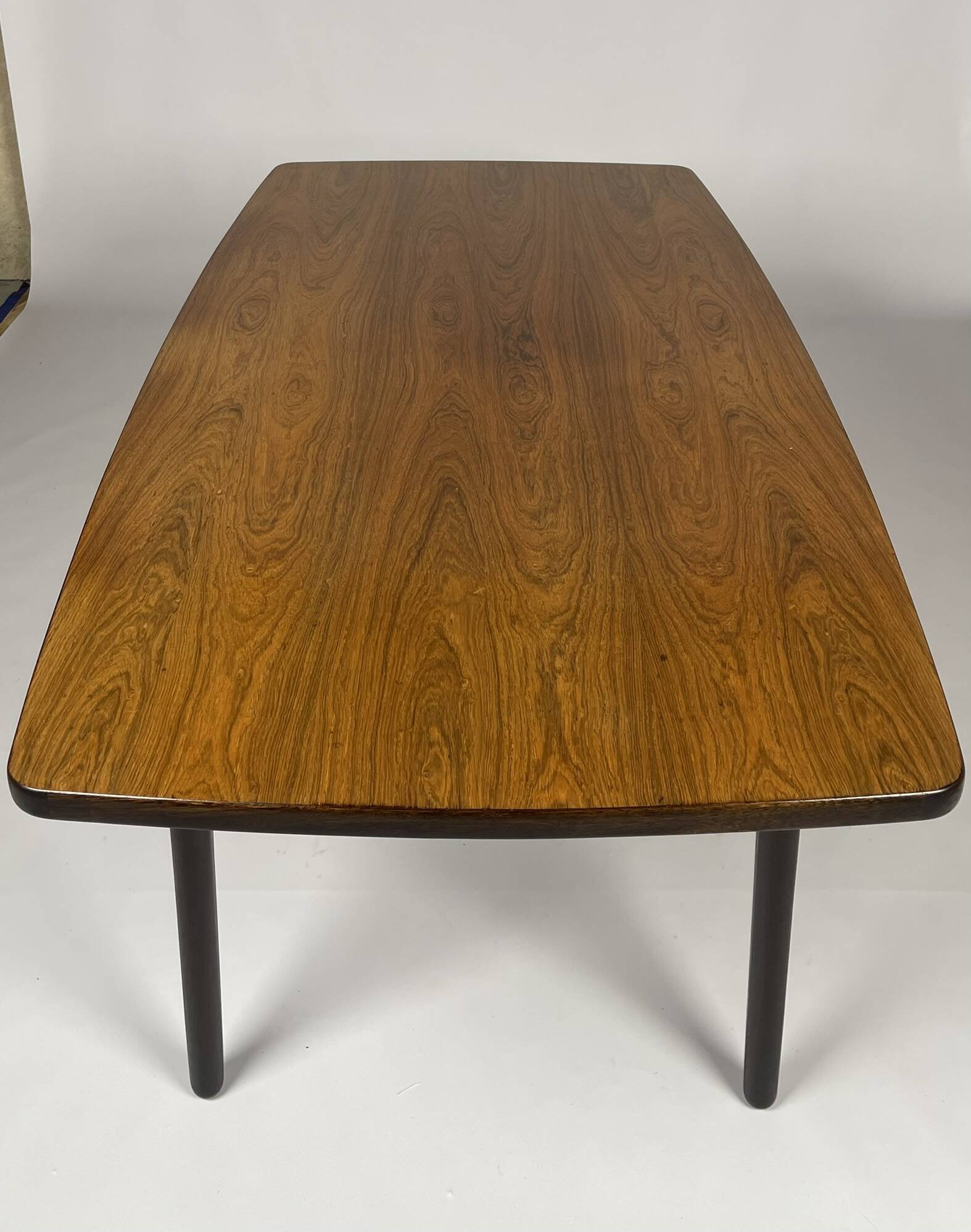 Table scandinave en palissandre par Henning Kjaernulf pour Bruno Hansen
