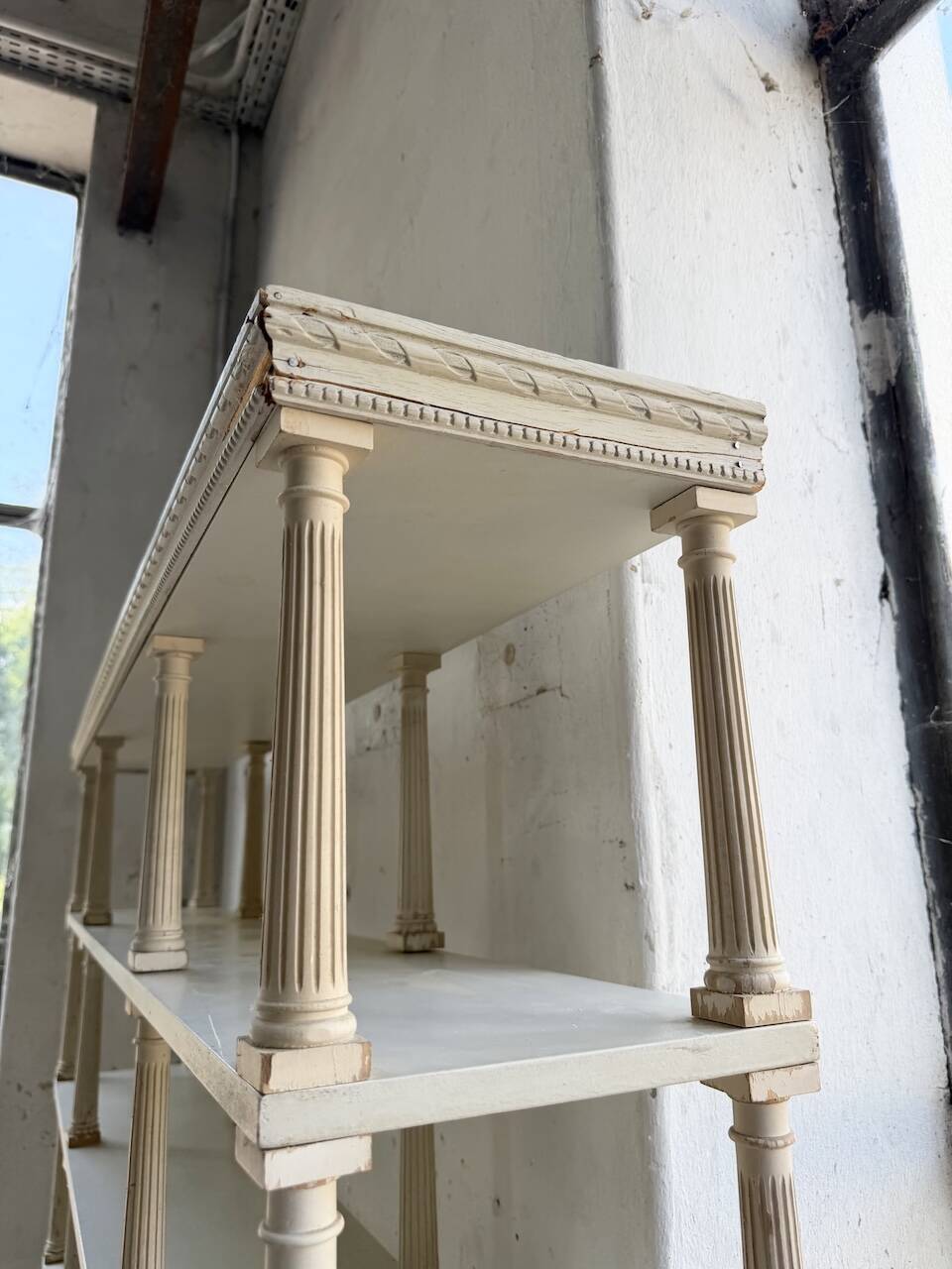 Bibliothèque, étagère XL Napoléon en bois patiné blanc