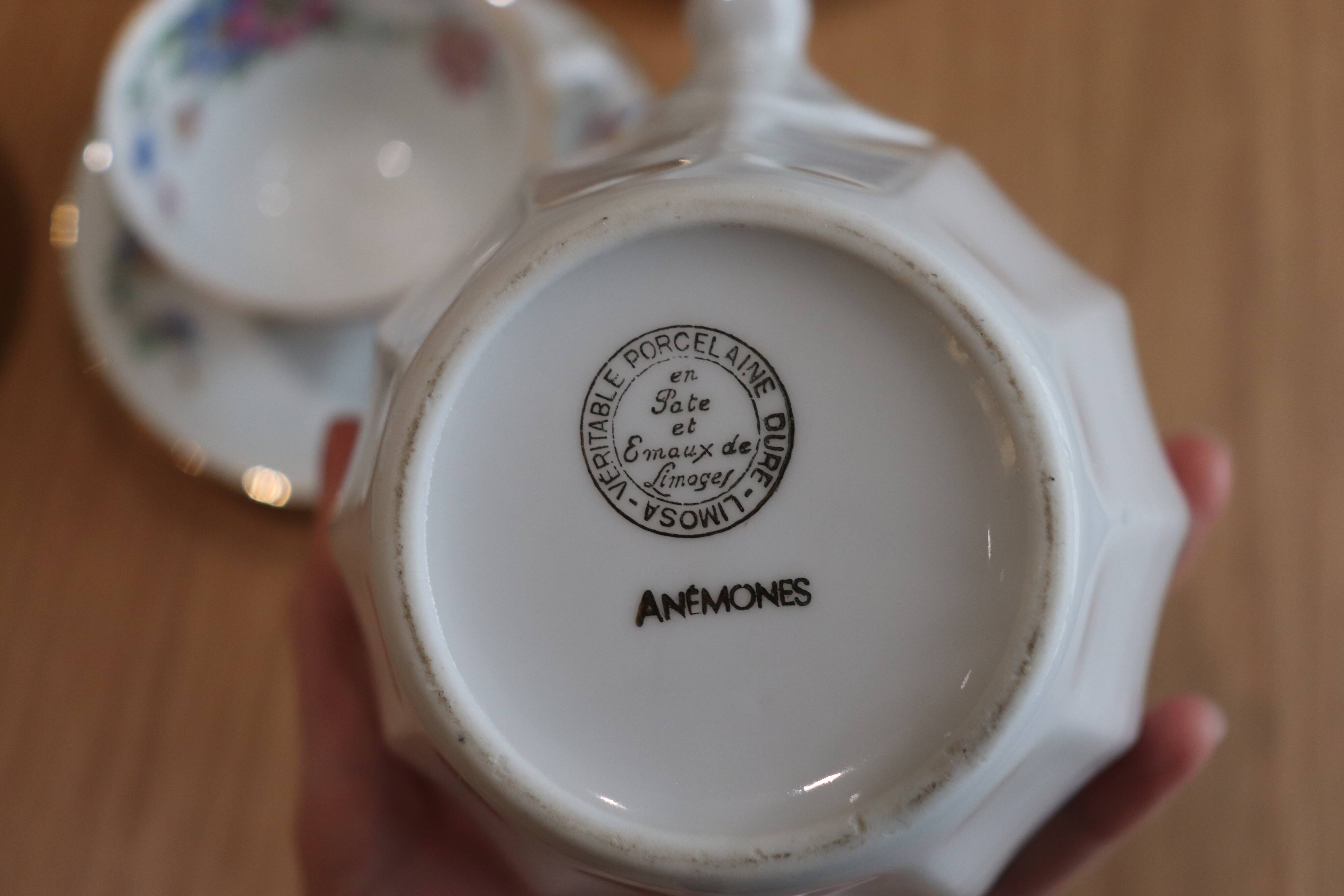 Coffee and tea service in Limoges porcelain with anemone flower pattern and gilding.