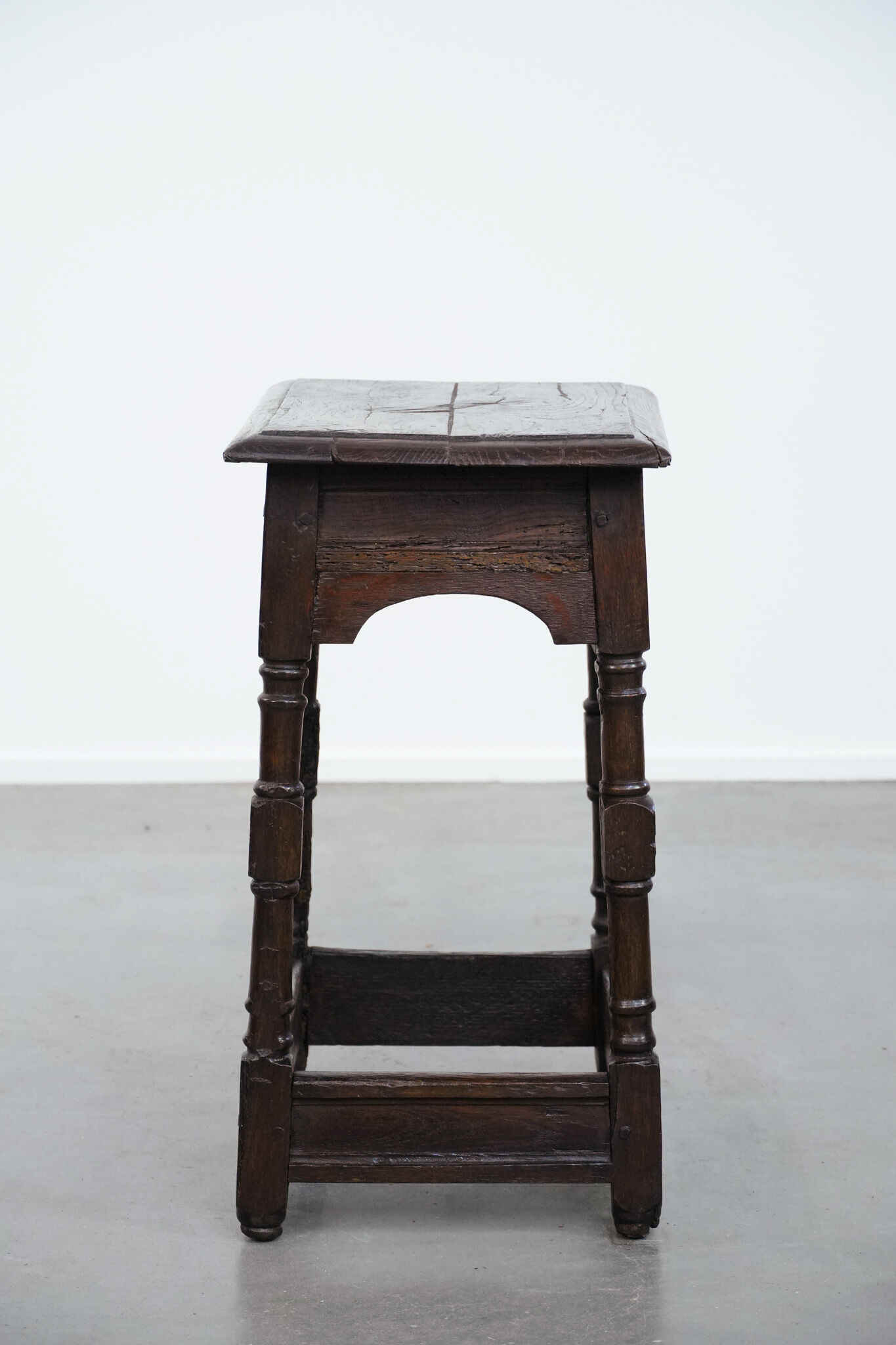 Tabouret ancien anglais en chêne massif du XVIIIe siècle