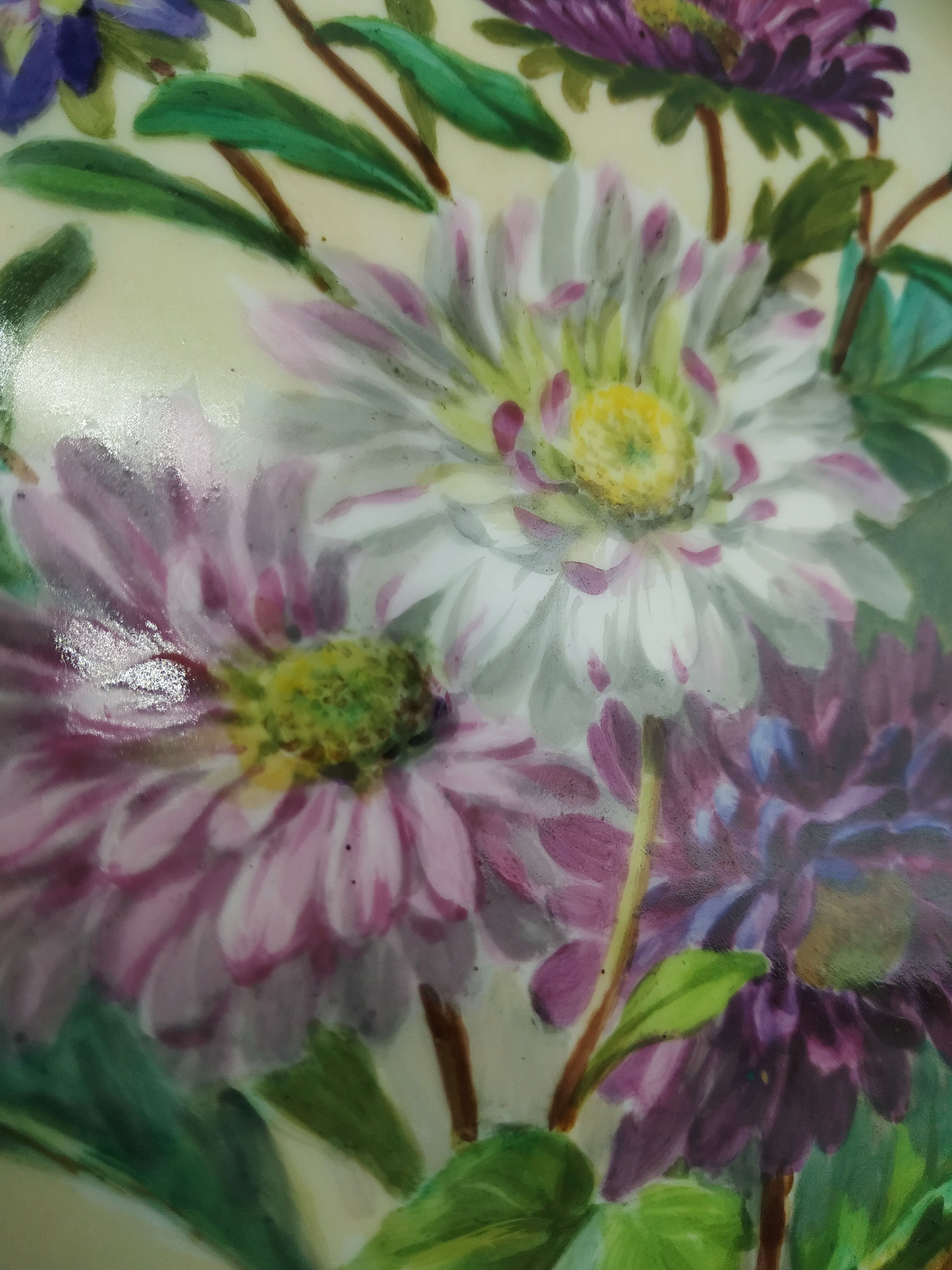 Decorative plate of the manufacture of Sèvres bouquet of dalhias