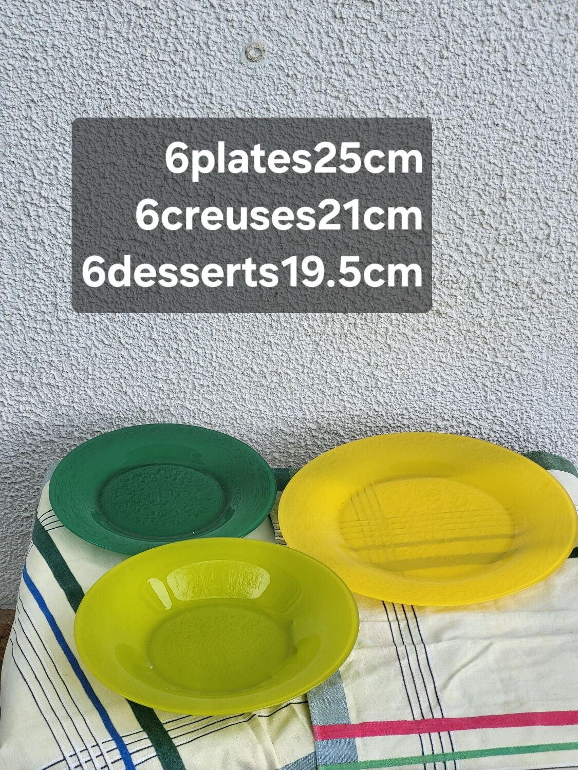 18 assiettes Memphis