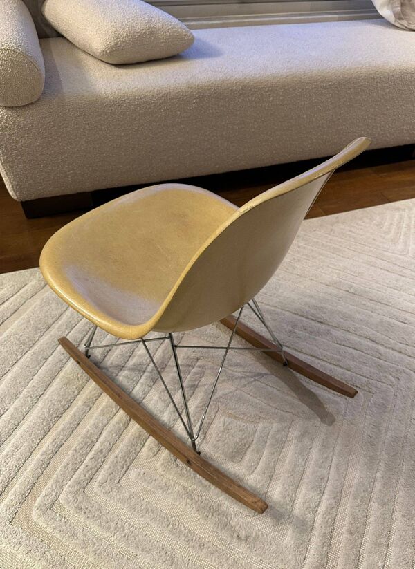 Rocking chair modèle : “RAR”- chaise à bascule et estampille de l’éditeur