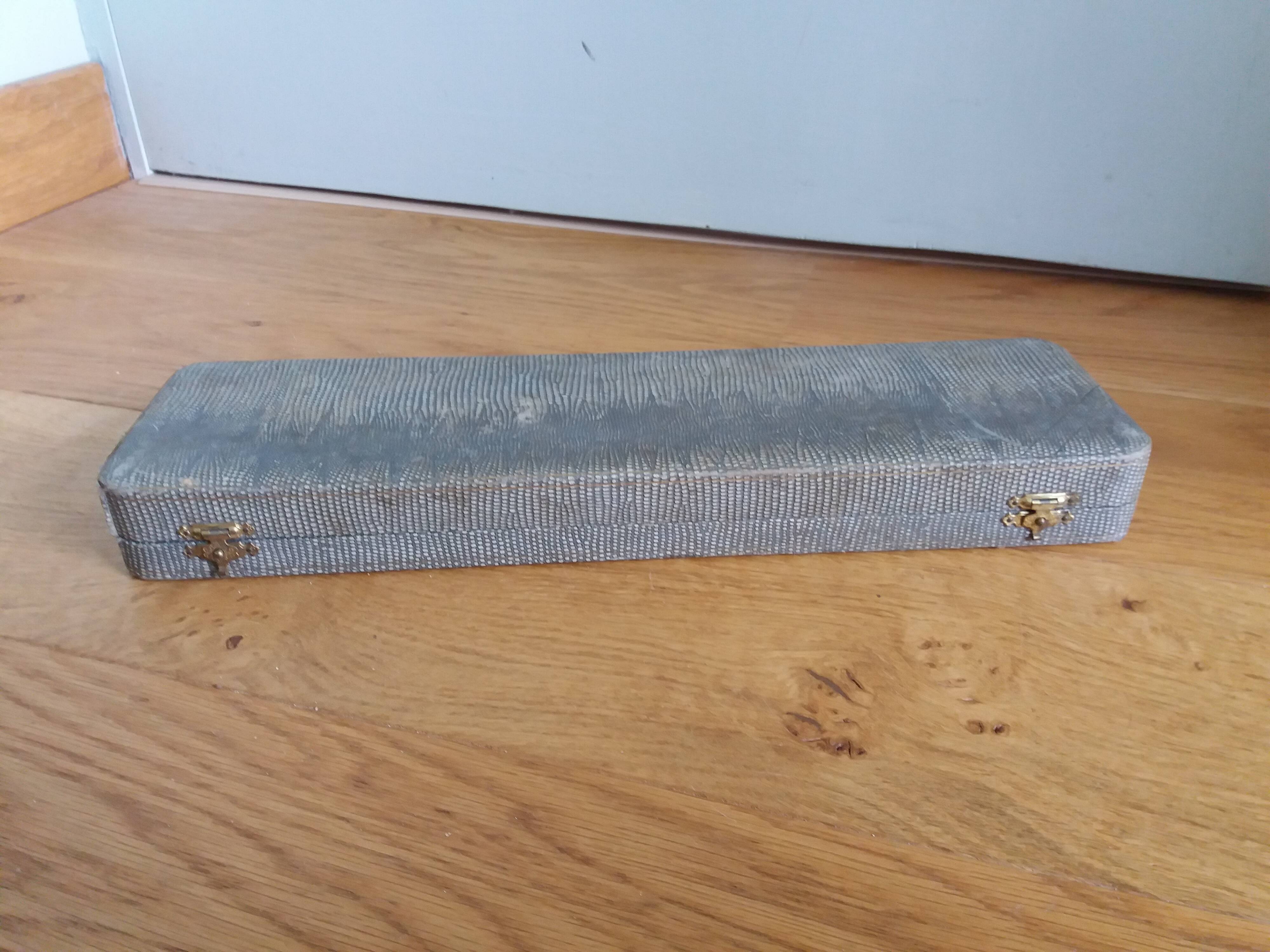 Curved blade serving knife