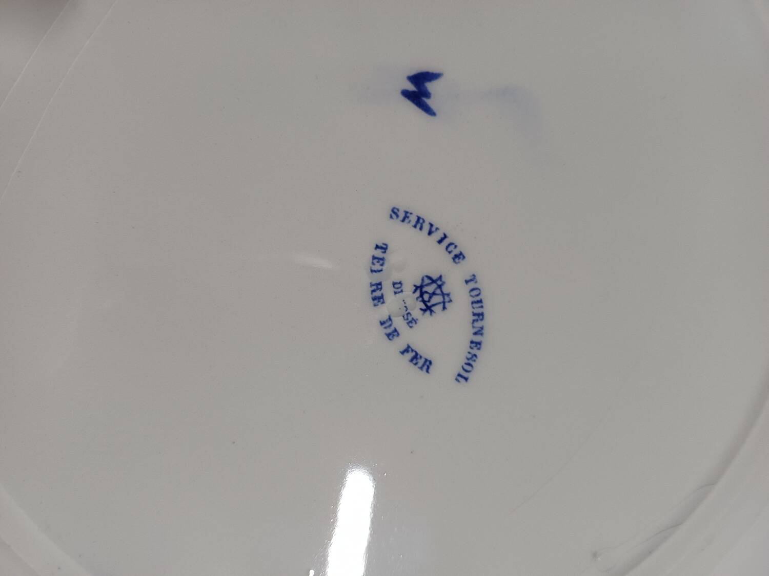 6 flat plates with floral decoration, T. de fer.