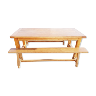 Table de ferme et deux bancs