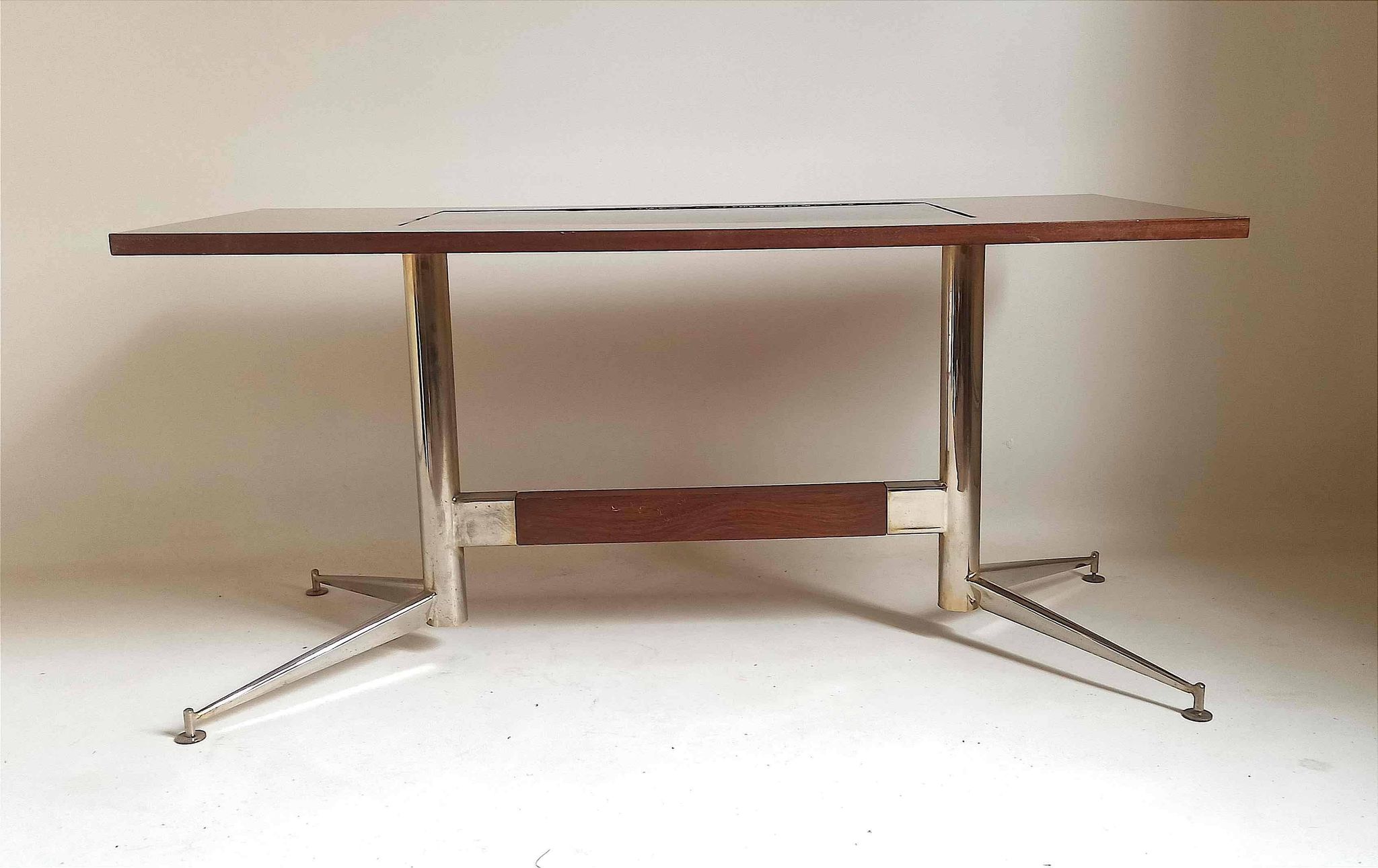 Vintage coffee table from the 1950s in mahogany and metal, with a tabletop width of 110 cm.