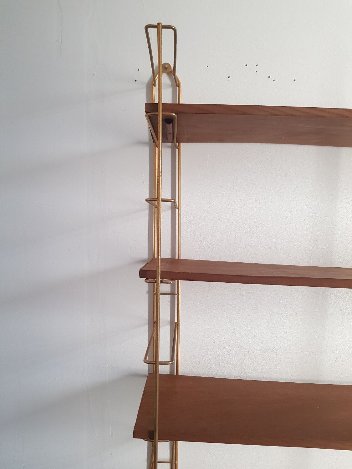 Etagere metal doré et tablettes en bois