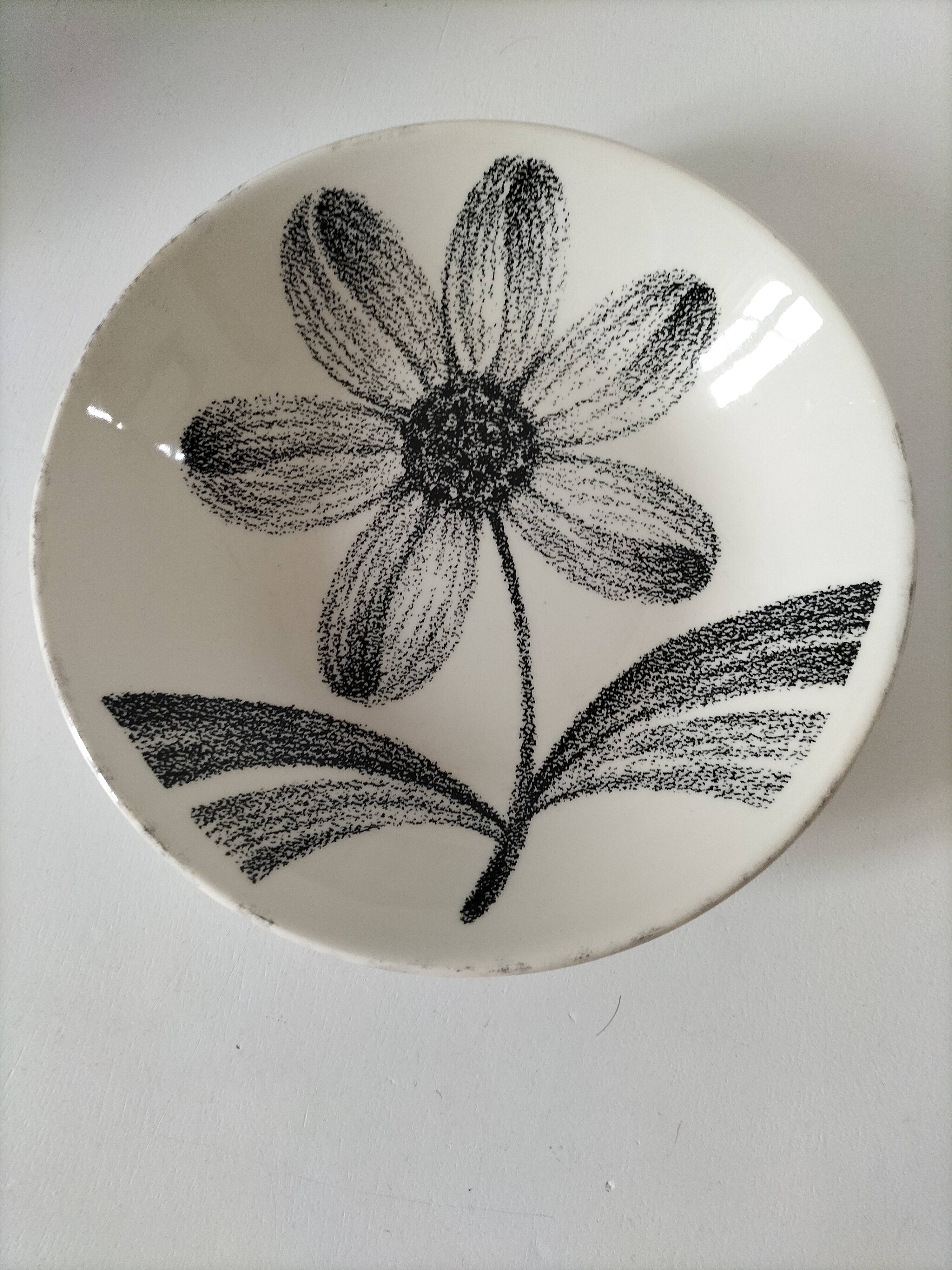 Graphic flower black & white deep plate Gien