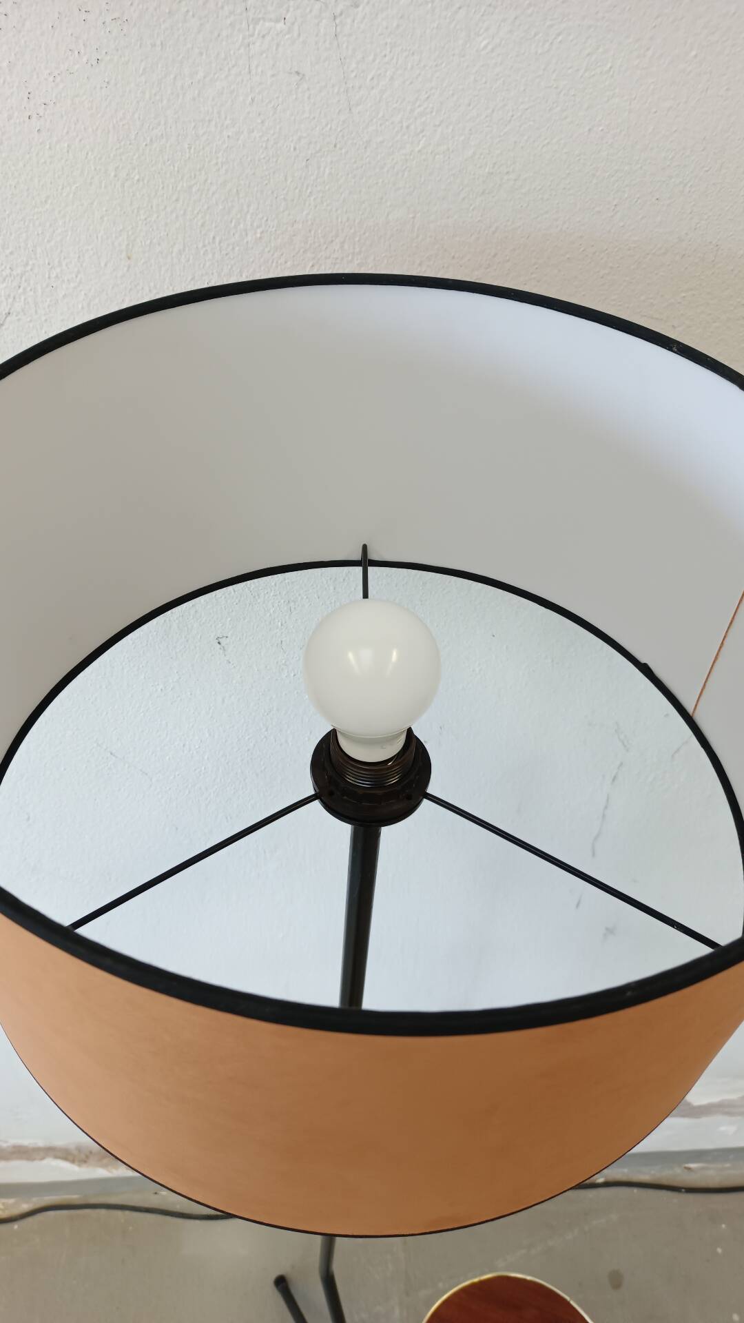 Tripod floor lamp