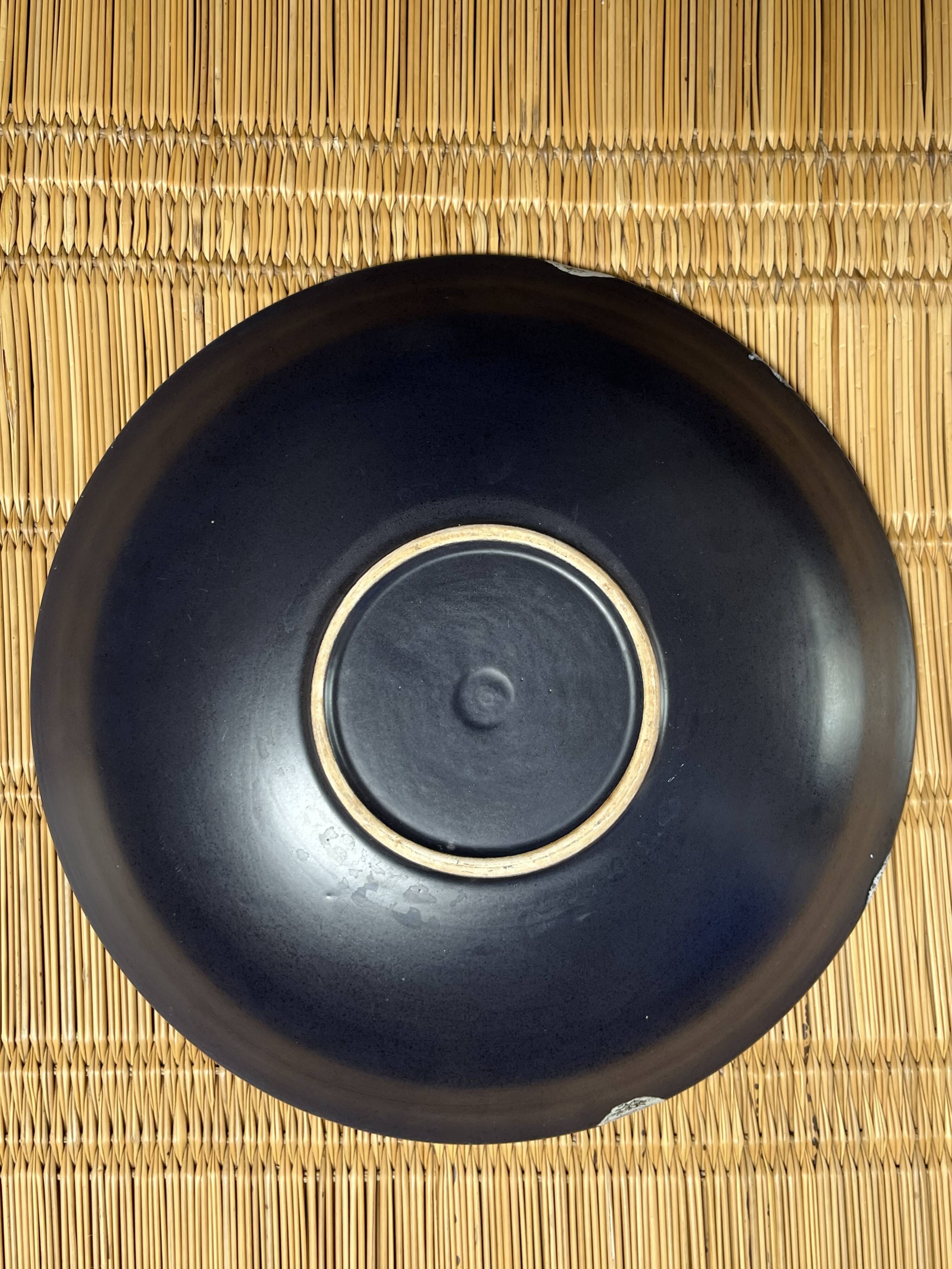 Large round dish St Clément boat motifs