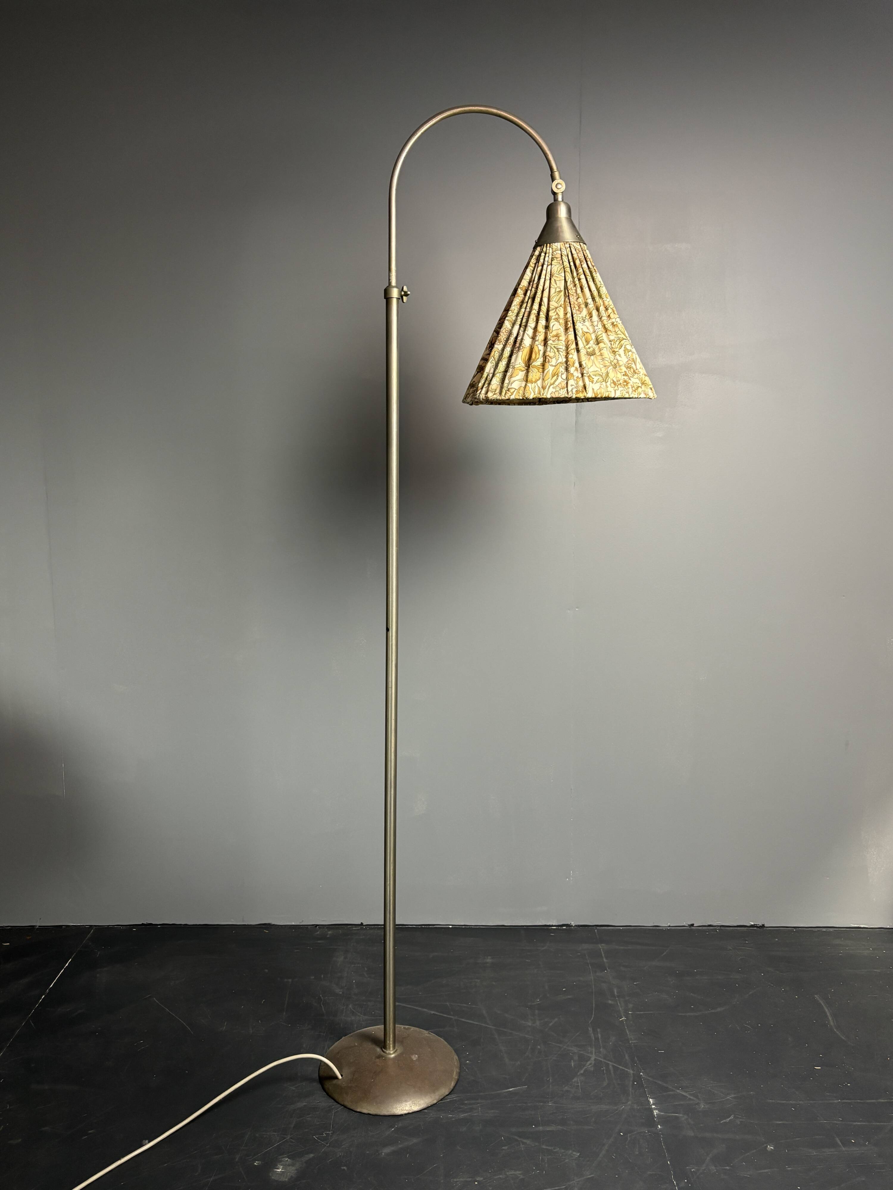 Dutch art deco modernist Bauhaus GISO 451 arc floor lamp W.H. Gispen, 1929