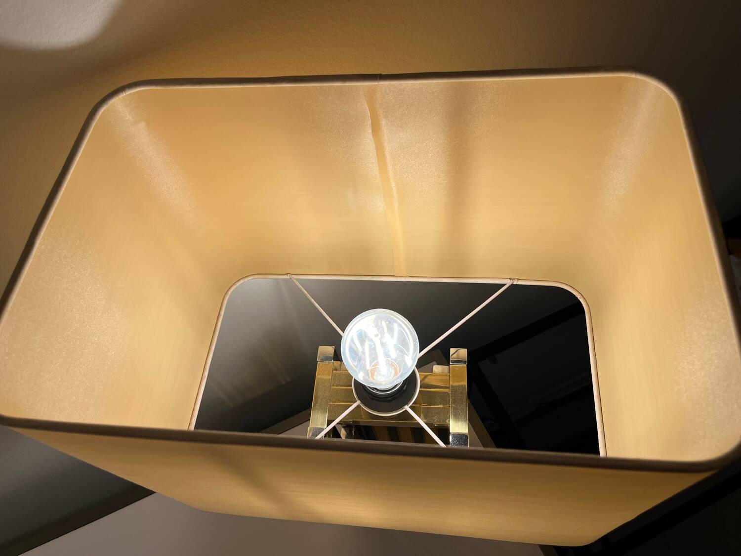 Lampe en laiton doré et noir années 70