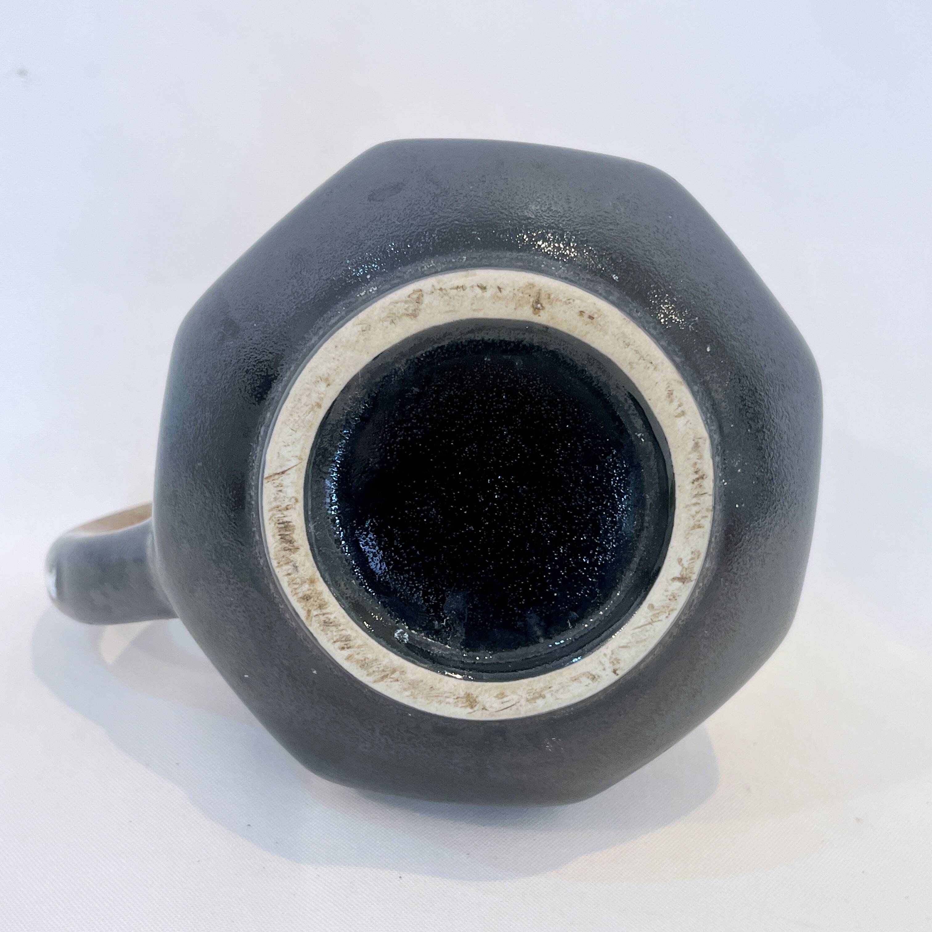 Pichet alpho en grès flammé noir et beige vintage 1930 1940 cruche à eau