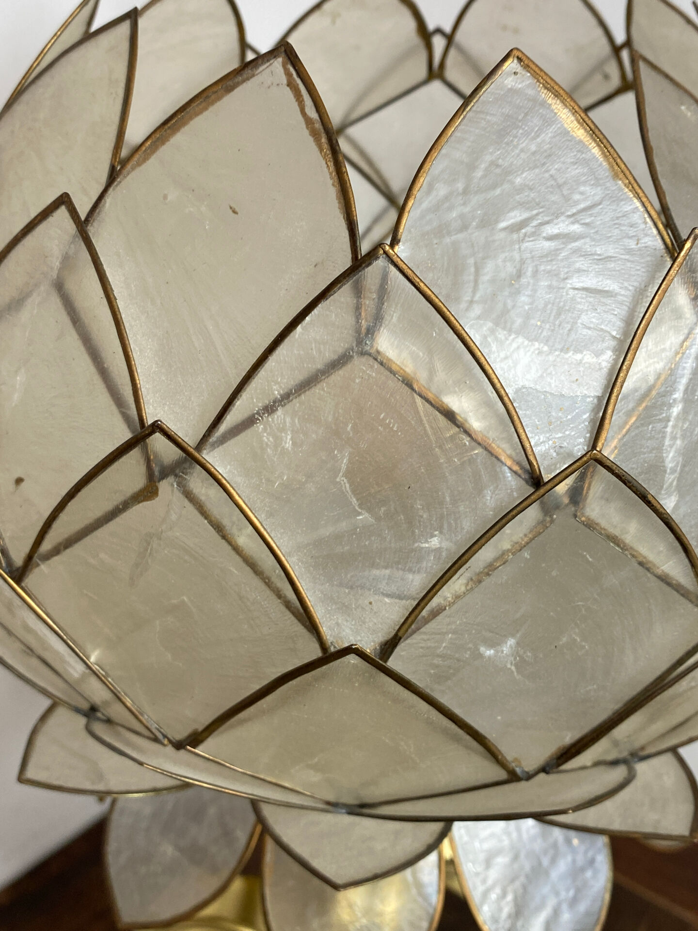 Lampe en laiton, métal et nacre