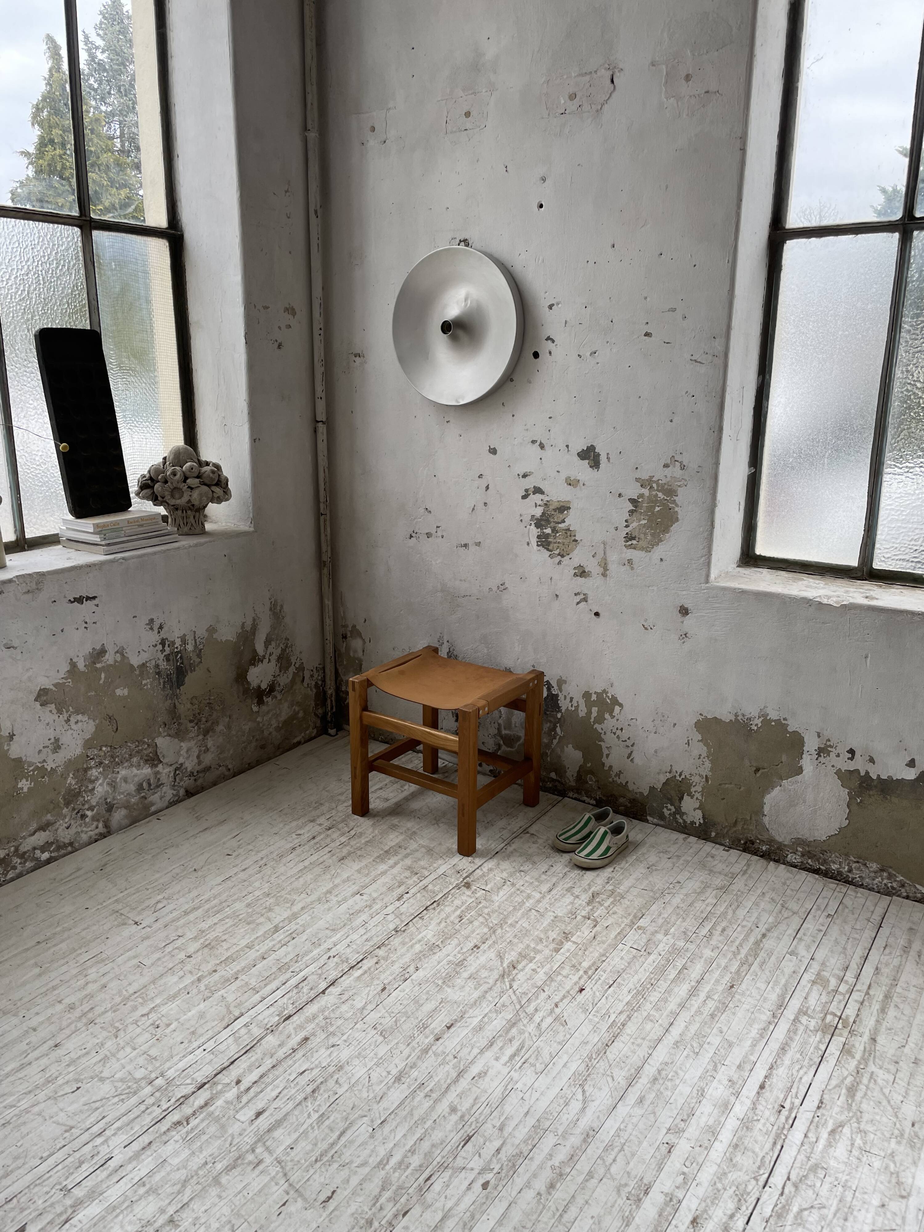 Solid elm and leather stool Maison Regain