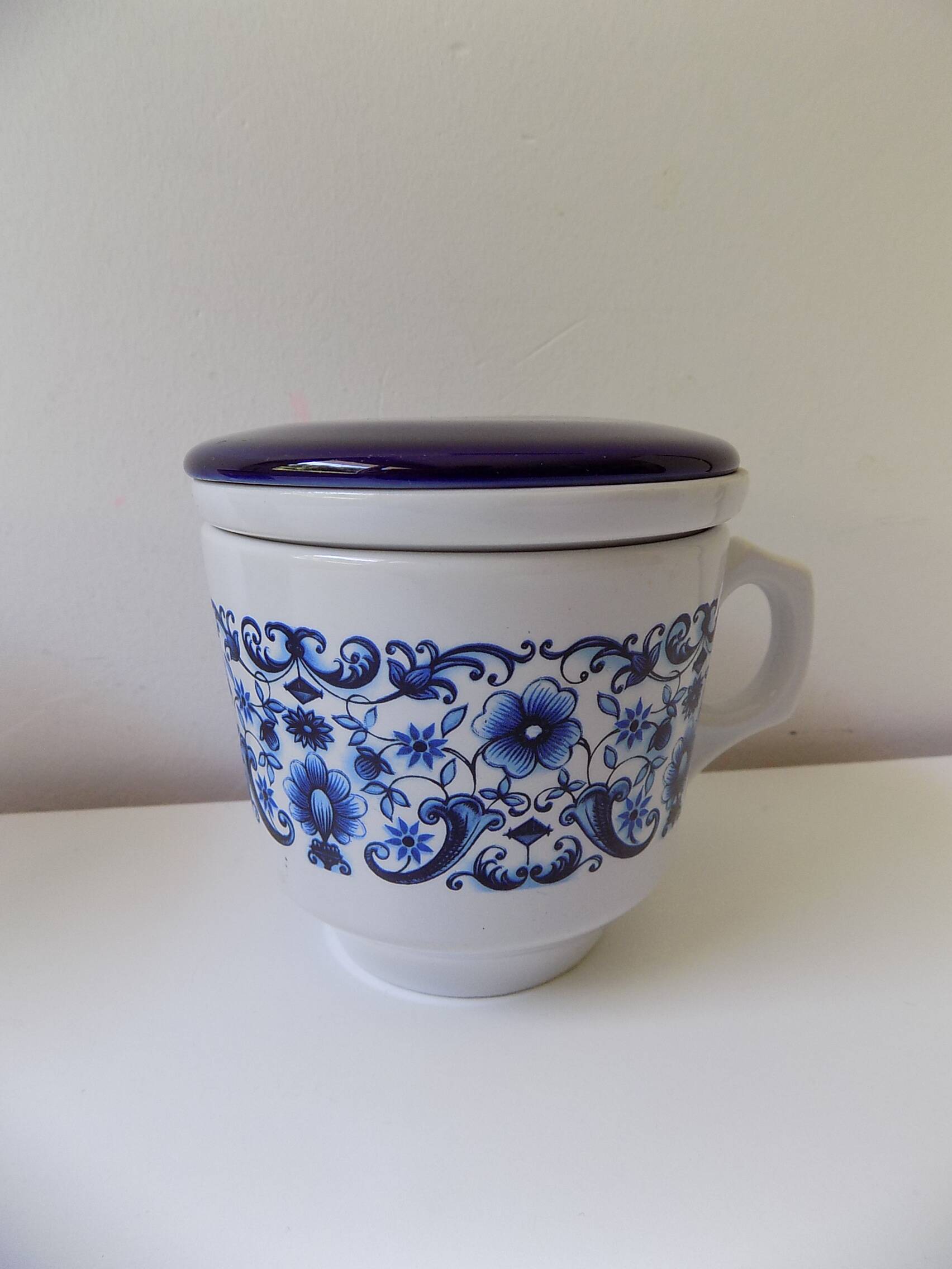 2 tasses à thé avec infuseur (tisanière)