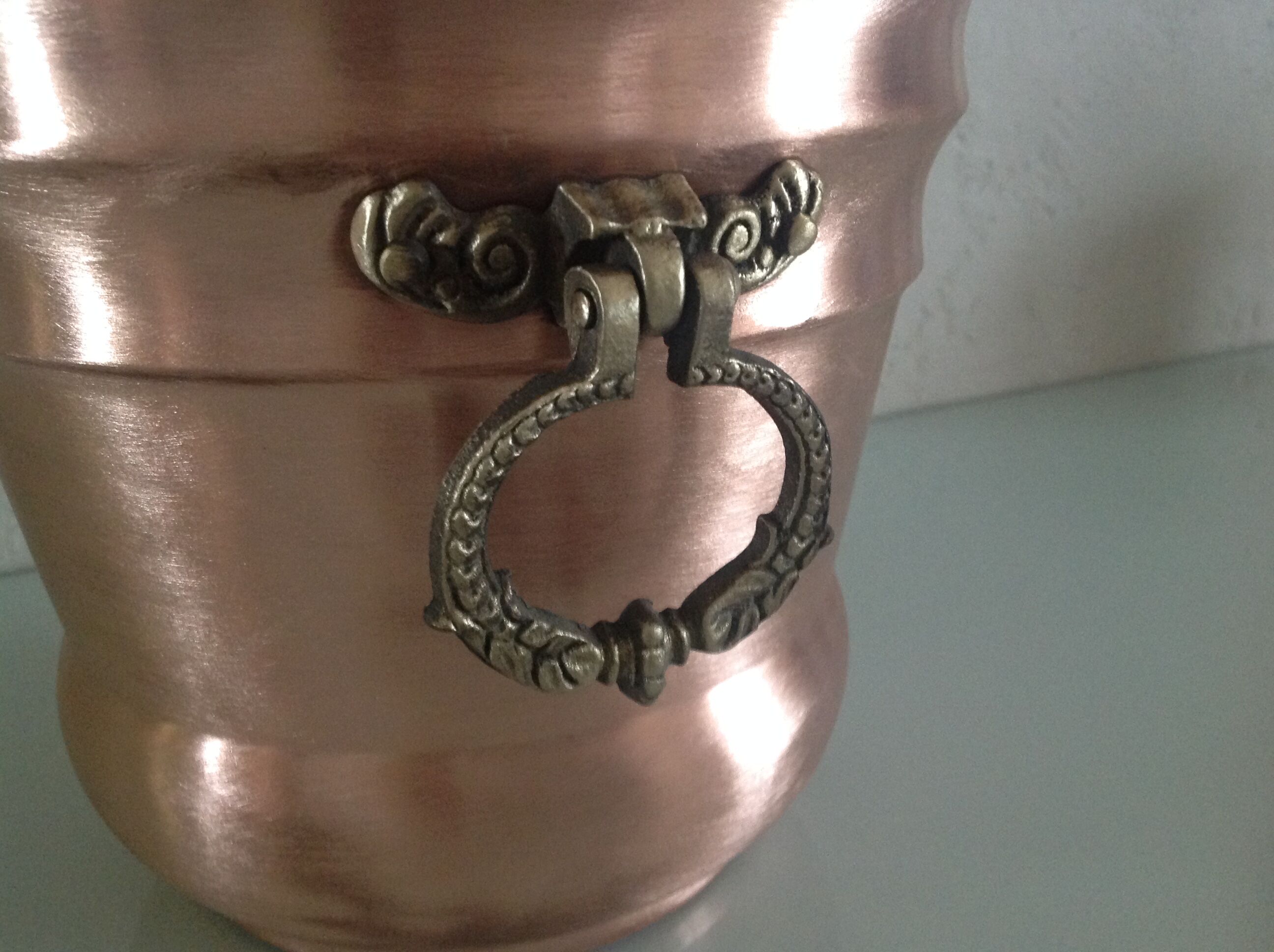 Cache pot old red brass brushed and sculpted brass handles