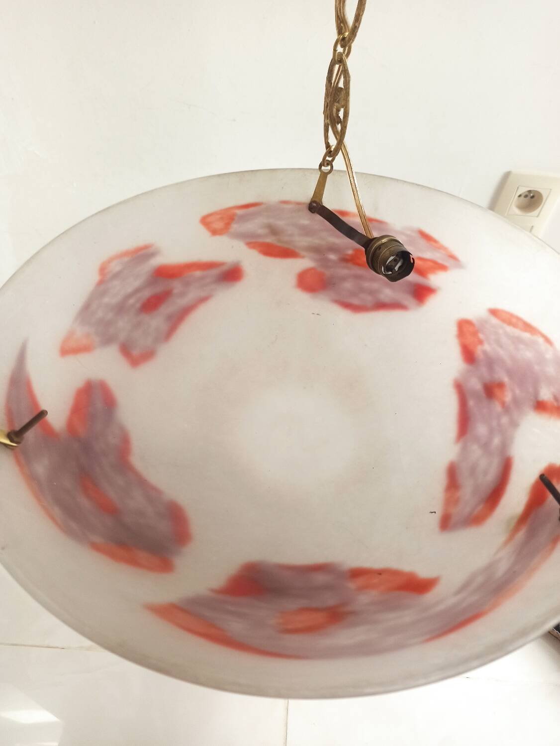 Art Deco suspension in glass paste and twisted brass chain signed Degué.