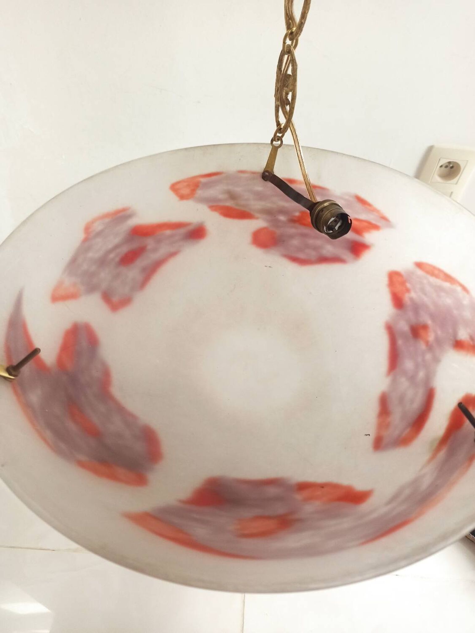 Art Deco suspension in glass paste and twisted brass chain signed Degué.