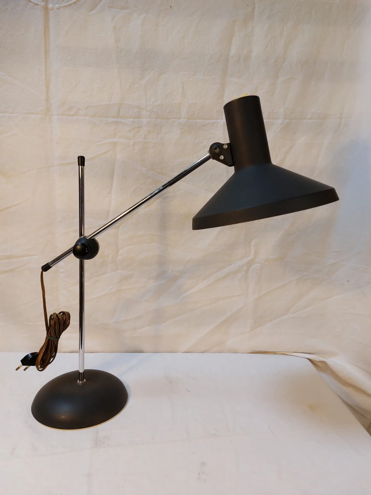 Vintage adjustable desk lamp in black metal and chrome, 1950s-70s.