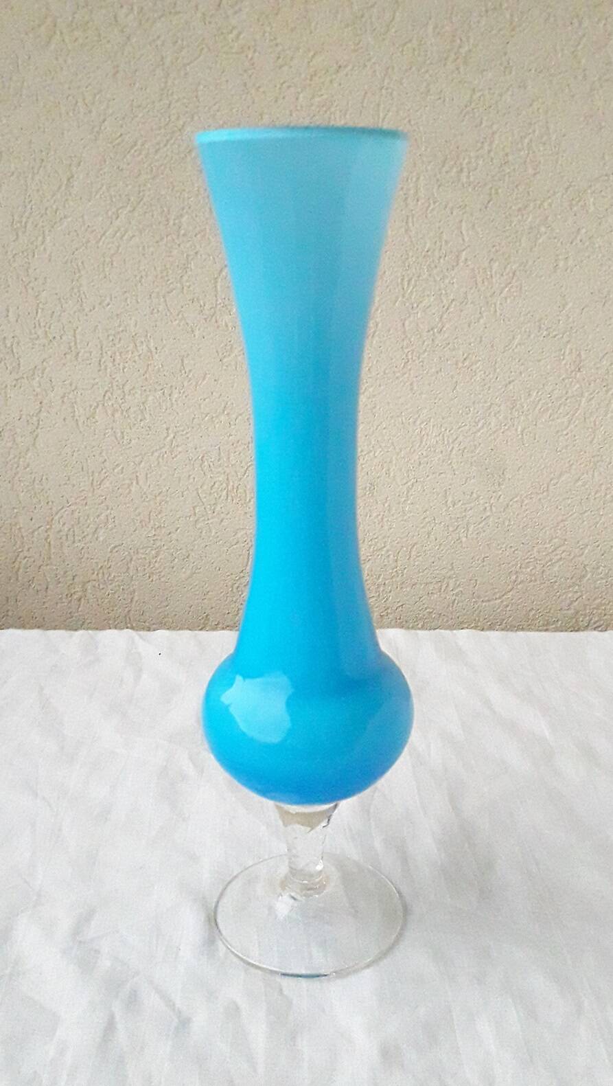 Vase en opaline bleue