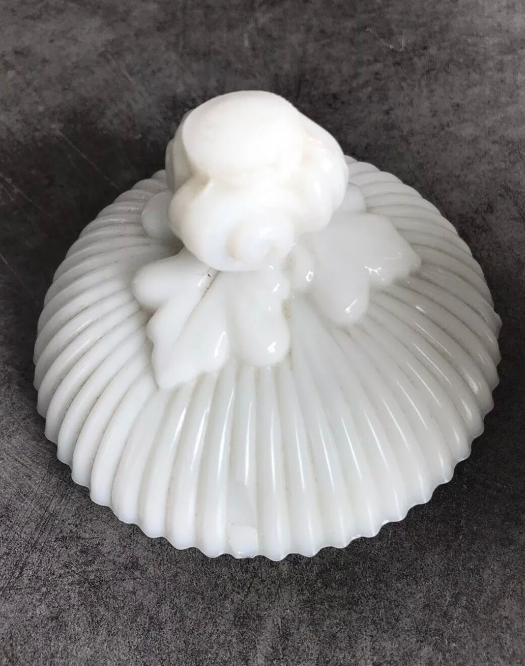 Bonbonnière in white opaline glass round tripodium shape