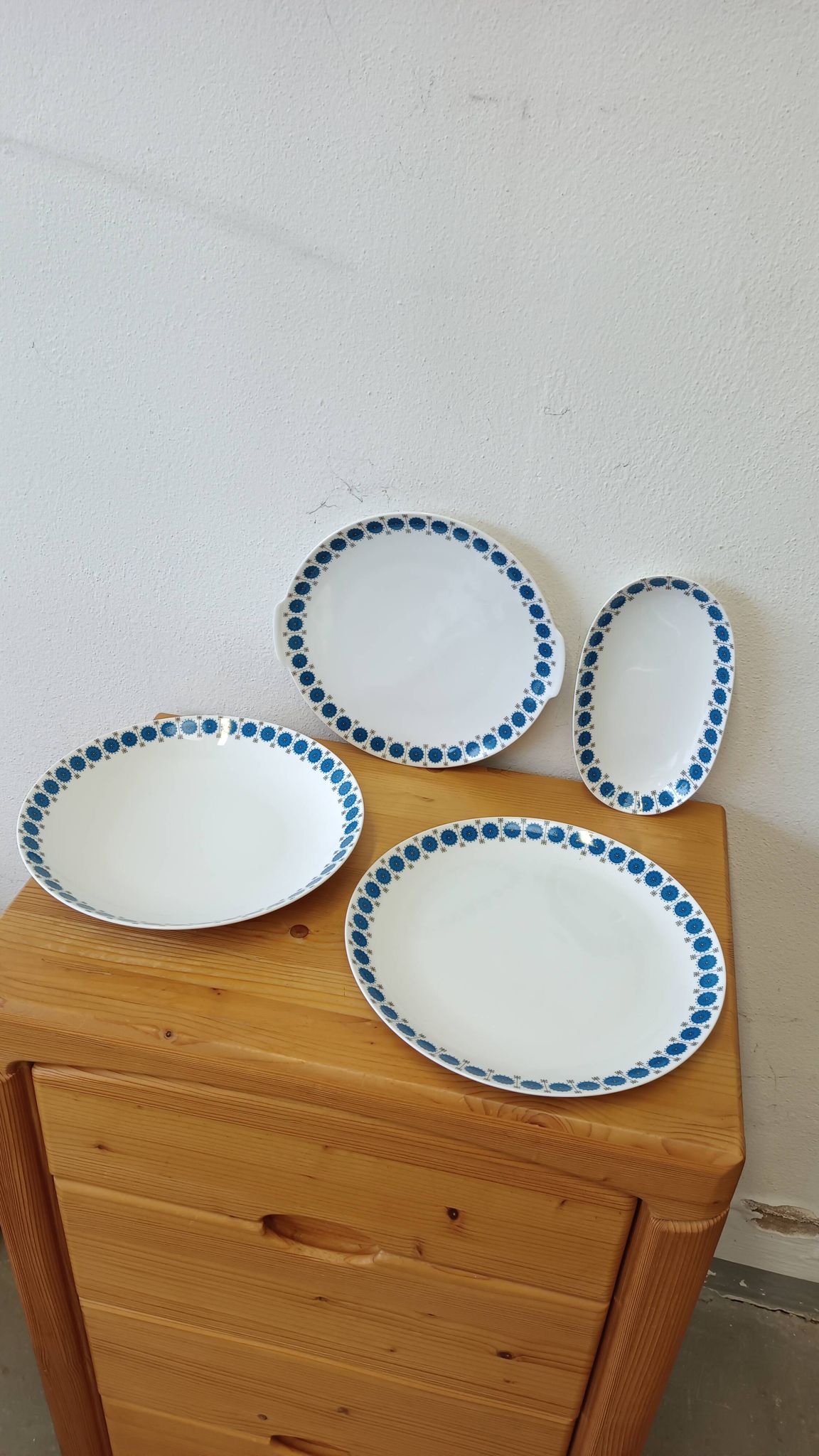 Service 4 dishes Thomas