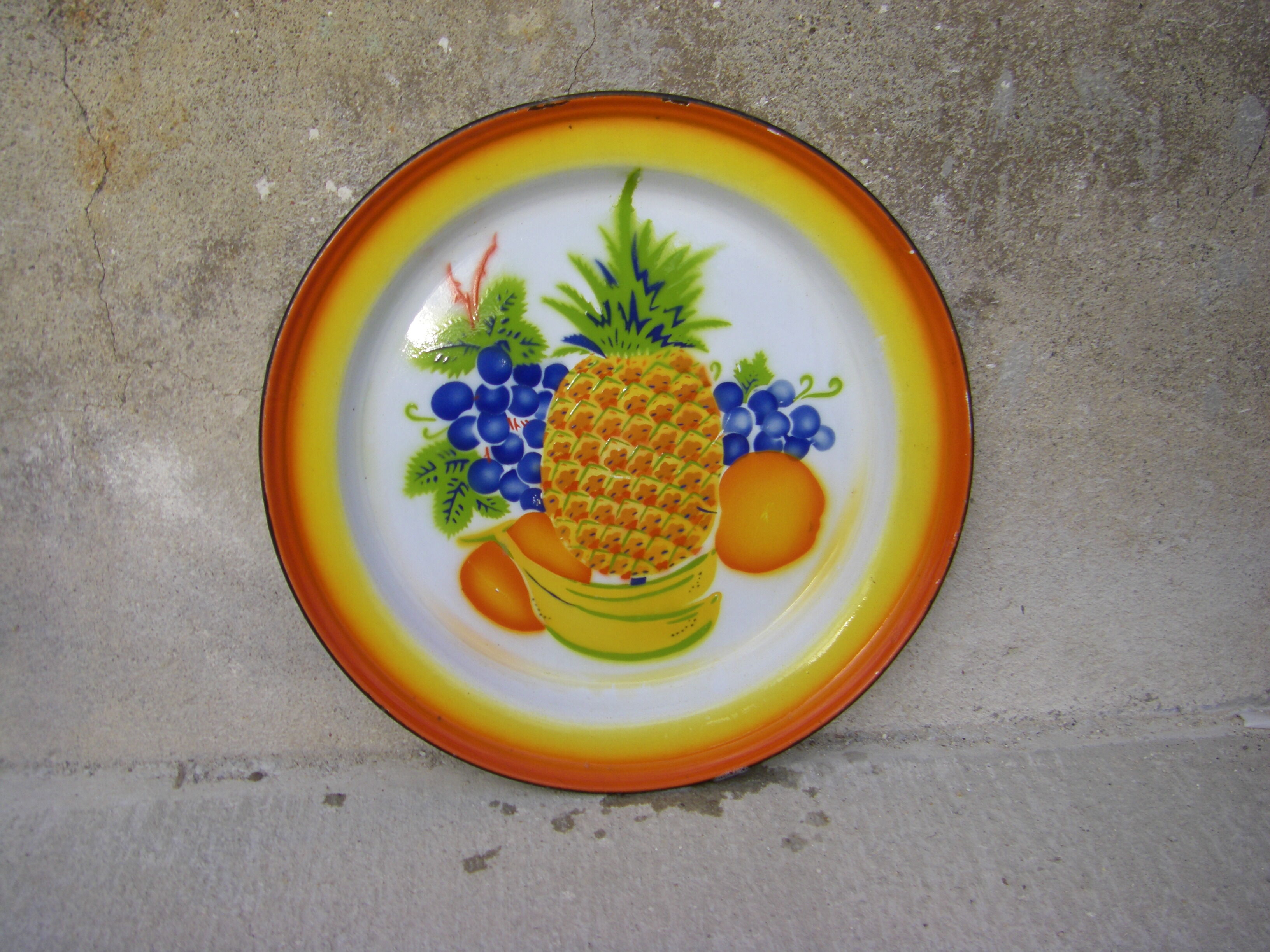 Enamelled dish 50 cm in diameter