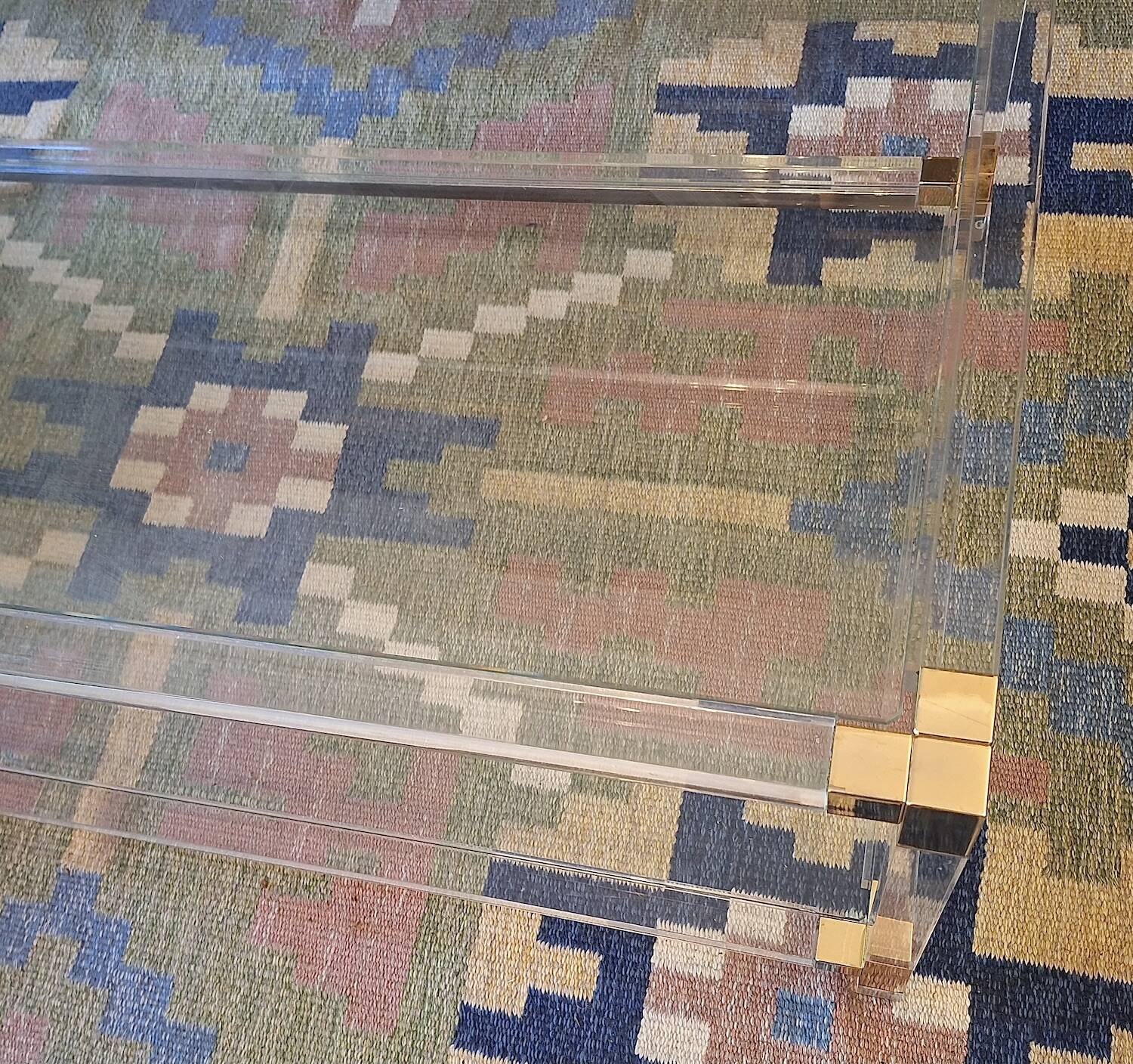 Large Italian 2-level coffee table in lucite, glass and gilt brass, 1970-80